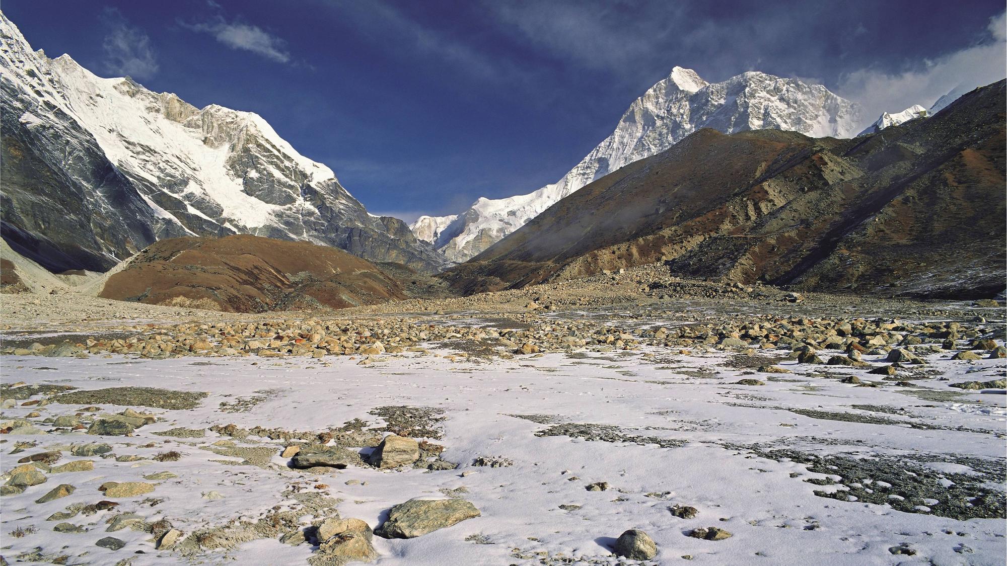 Makalu, der fünfthöchste Berg der Welt, von der Sherson-Ebene aus gesehen, nach Neuschneefall im Barun-Tal im Osten Nepals.