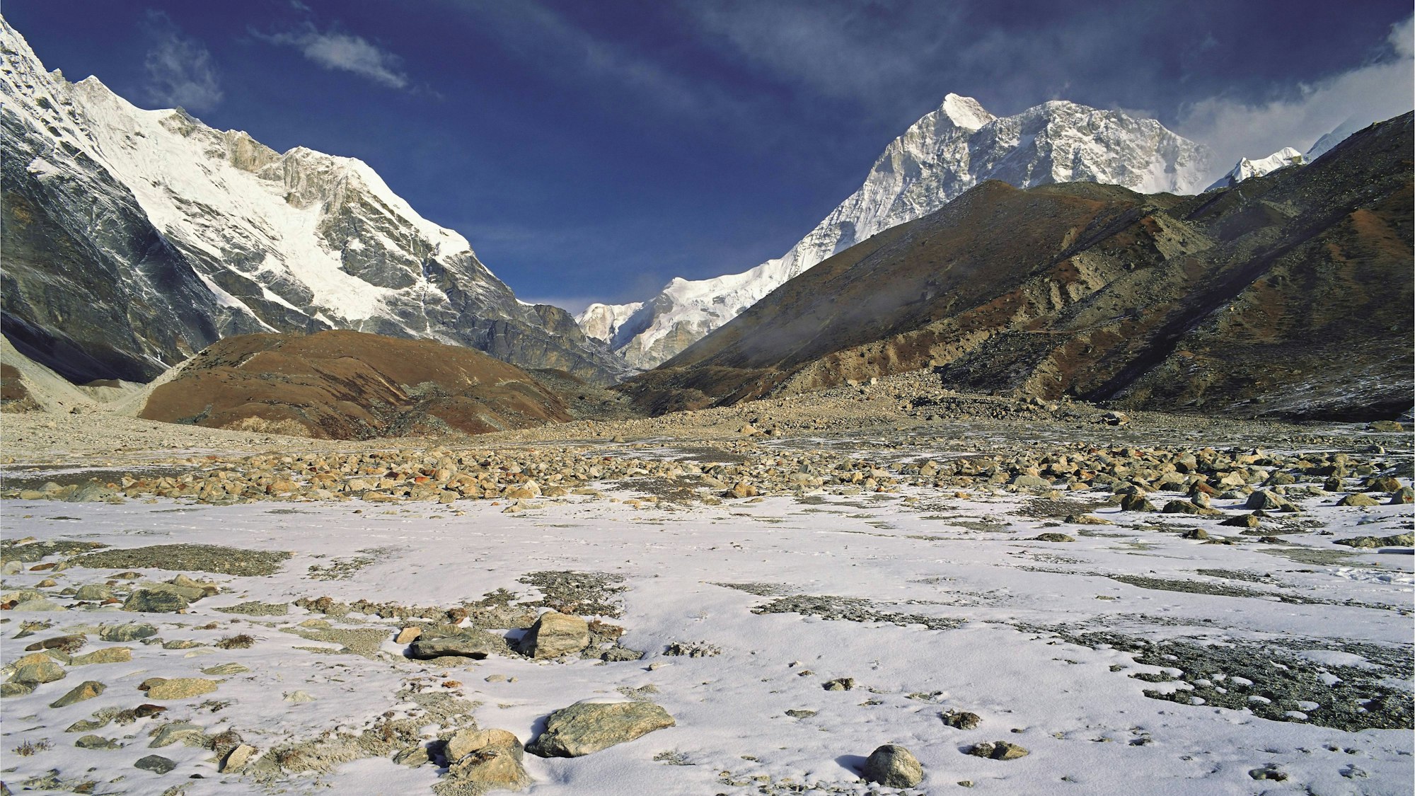 Makalu, der fünfthöchste Berg der Welt, von der Sherson-Ebene aus gesehen, nach Neuschneefall im Barun-Tal im Osten Nepals.
