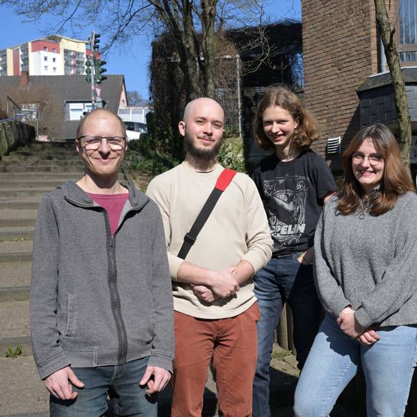 Fünf junge Linke stehen in einer Reihe.