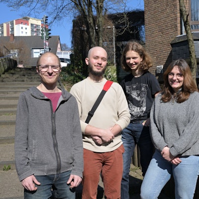 Fünf junge Linke stehen in einer Reihe.