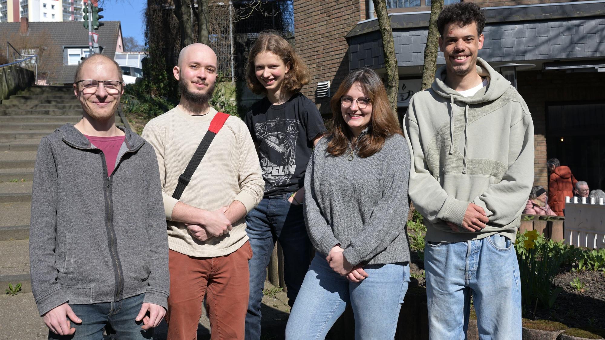 Fünf junge Linke stehen in einer Reihe.