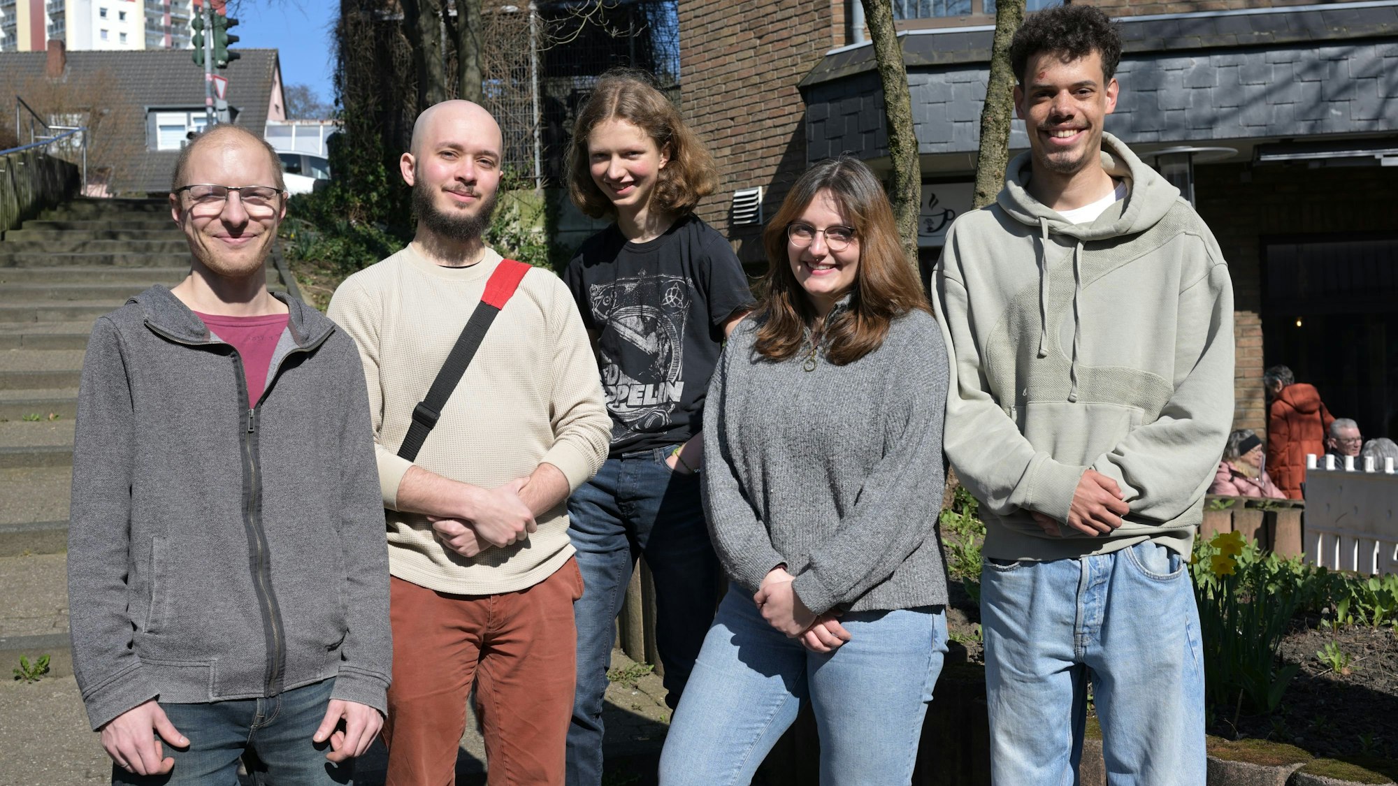 Fünf junge Linke stehen in einer Reihe.