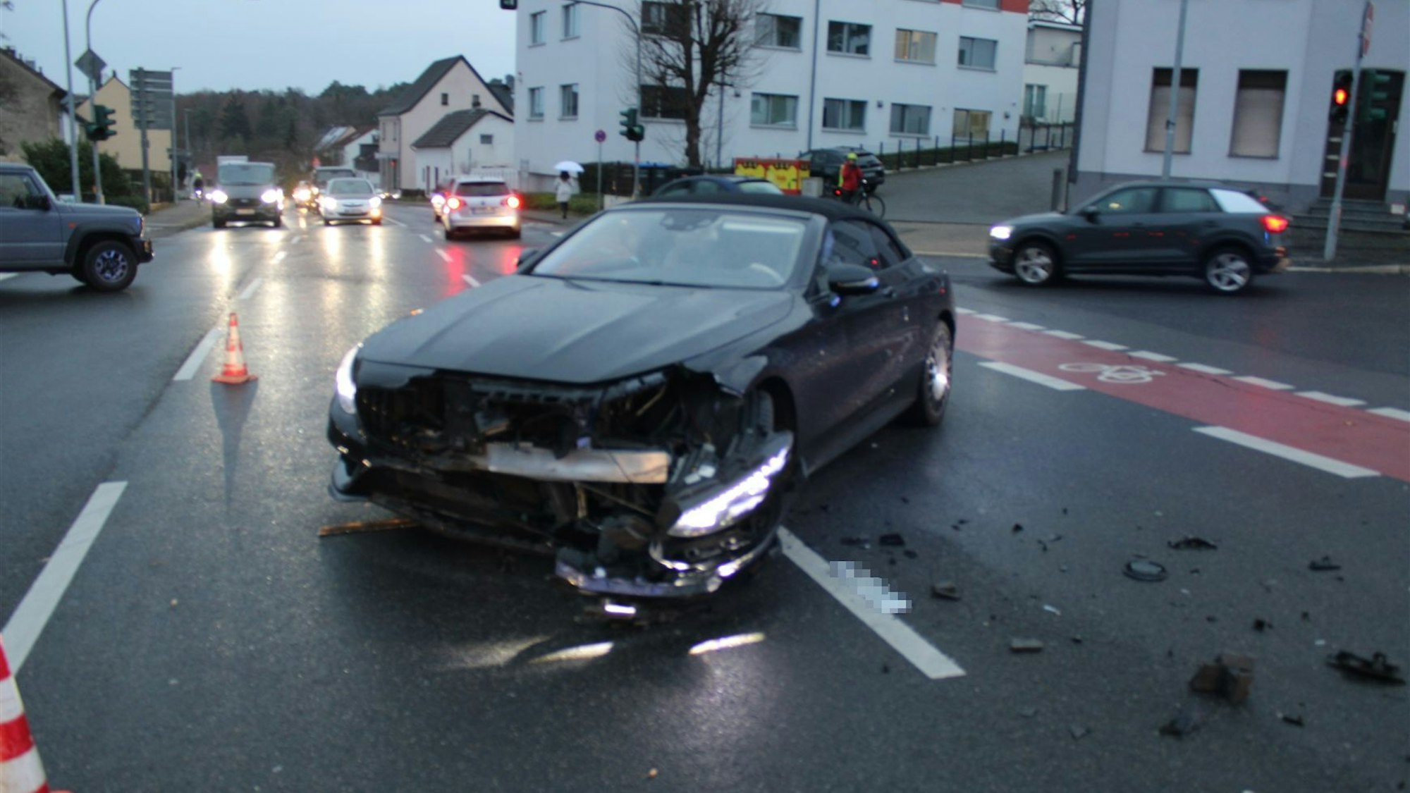 Der Mercedes-Fahrer wollte nach links in die Buddestraße abbiegen. Nun steht sein verunfalltes Fahrreug auf der Kreuzung.