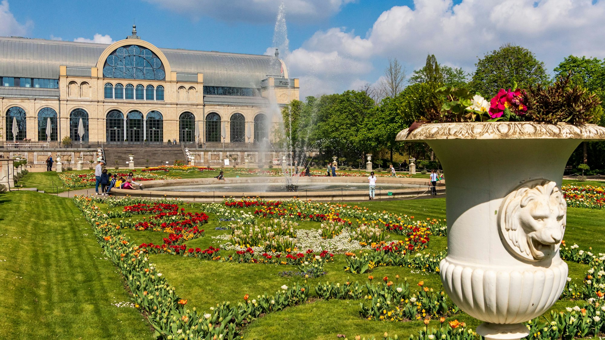 Die Flora ist der Botanische Garten der Stadt Köln im Kölner Stadtteil Riehl. Im Freien und in Gewächshäusern werden heimische und exotische Pflanzenarten gezeigt.