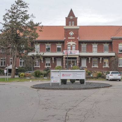 Das Bild zeigt die Front der Rhein-Maas Klinikum in Bardenberg in Würselen bei Aachen.