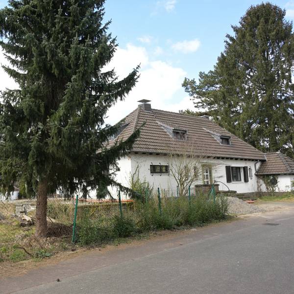 Umstritten bei den Anwohnern der Straße „Duckmaus“ in Bensberg: Ein Fünfparteienhaus soll einen viel kleineres Einfamilienhaus ersetzen.