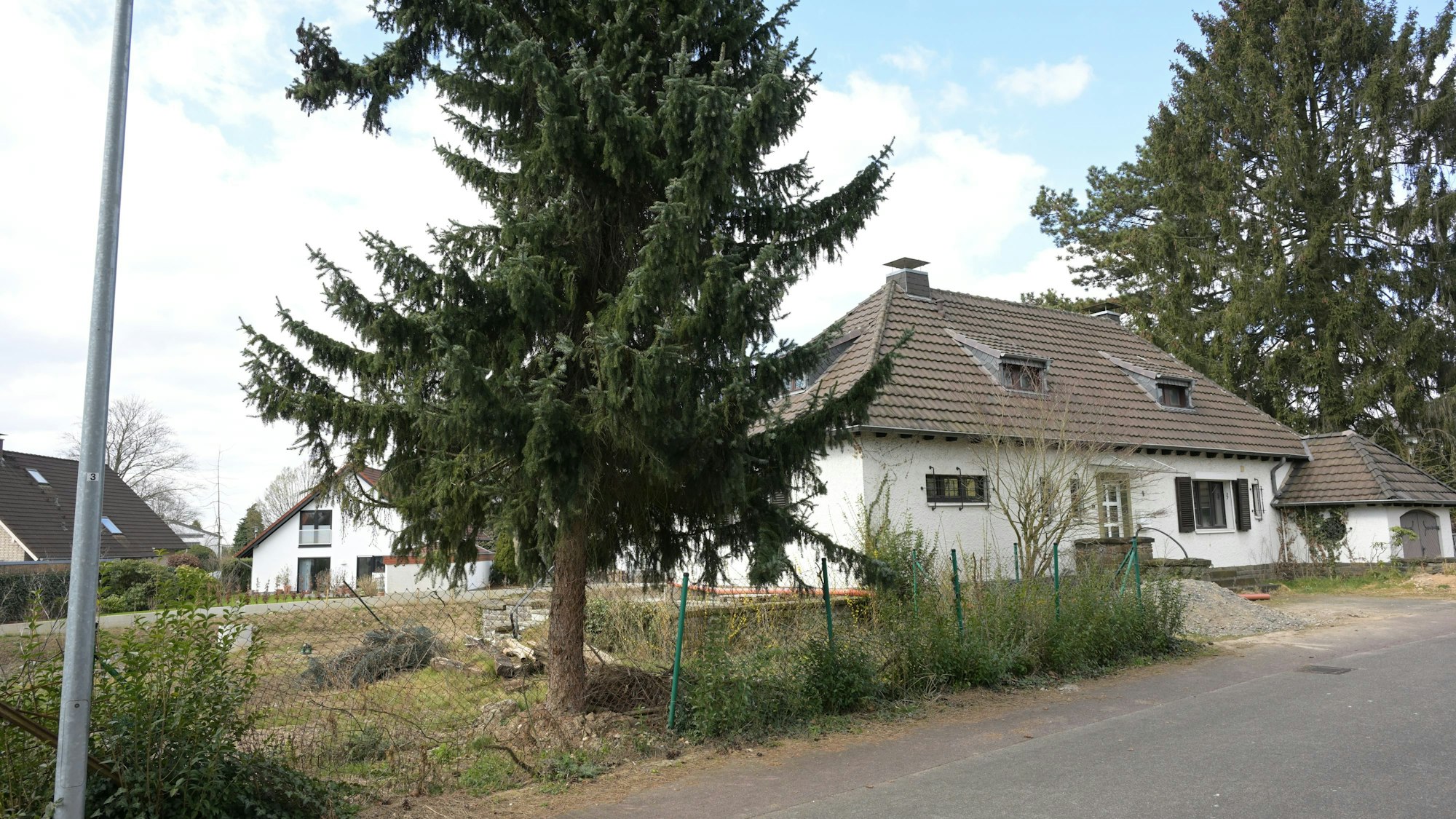 Umstritten bei den Anwohnern der Straße „Duckmaus“ in Bensberg: Ein Fünfparteienhaus soll einen viel kleineres Einfamilienhaus ersetzen.