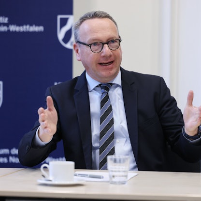 Der nordrhein-westfälische Justizminister Benjamin Limbach (Bündnis 90/Die Grünen) spricht bei einer Pressekonferenz.