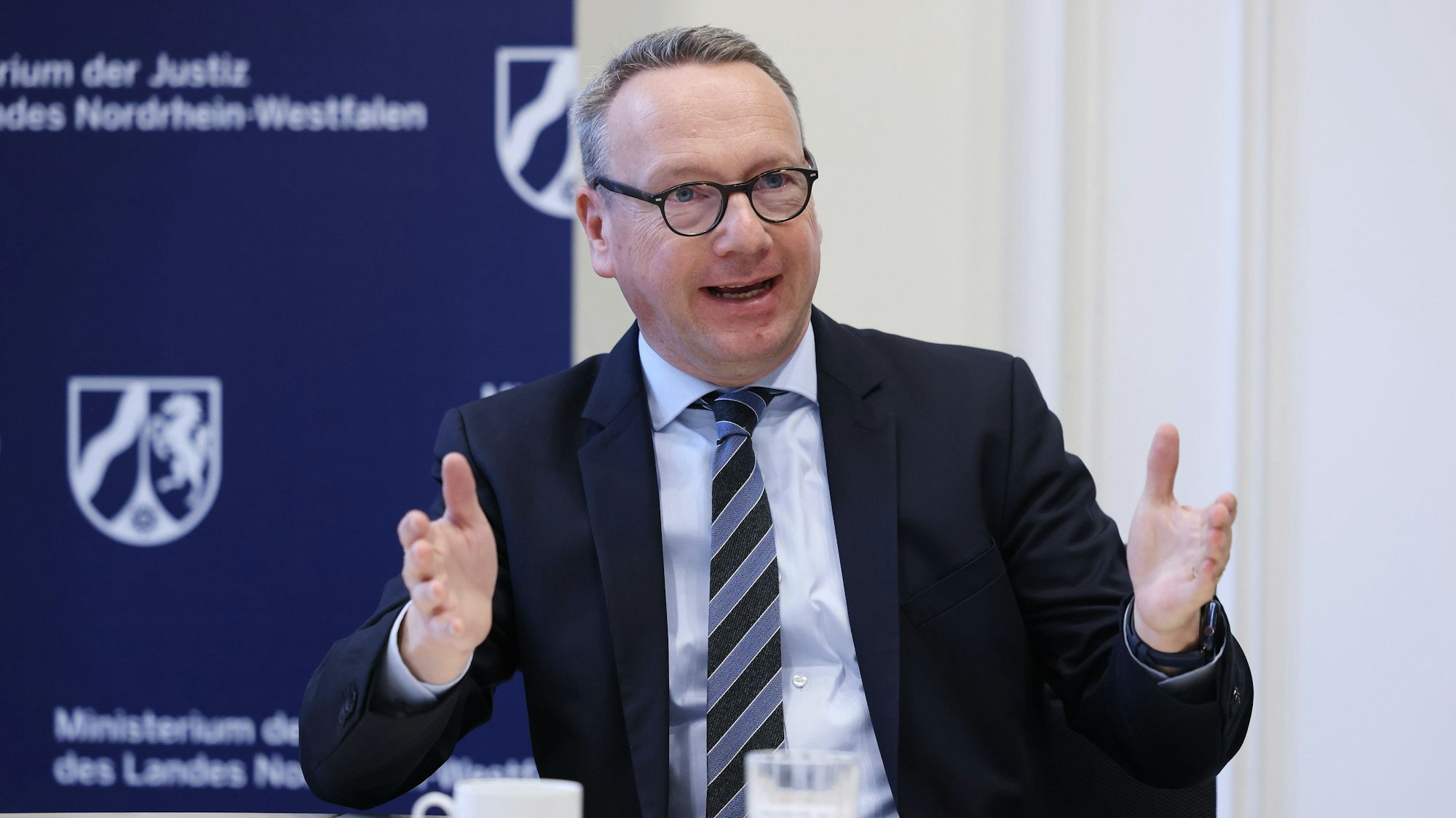 Der nordrhein-westfälische Justizminister Benjamin Limbach (Bündnis 90/Die Grünen) spricht bei einer Pressekonferenz.