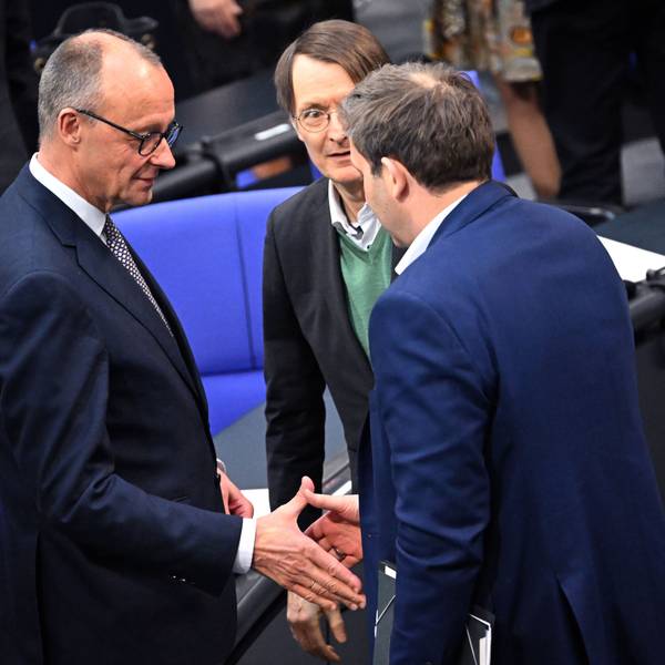 18.03.2025, Berlin: SPD-Fraktionsvorsitzender Lars Klingbeil (M) gibt Friedrich Merz (l), CDU/CSU Fraktionsvorsitzender und Bundesvorsitzender, die Hand nach der 214. Plenarsitzung der 20. Legislaturperiode im Deutschen Bundestag. In der Mitte Gesundheitsminister Karl Lauterbach (SPD) und rechts CSU-Landesgruppenchef Alexander Dobrindt. Hauptthema dieser zweiten Sondersitzung des alten Bundestages nach der vorgezogenen Bundestagswahl ist die Reform der Schuldenbremse als Voraussetzung für das geplante milliardenschwere Finanzpaket der zukünftigen Bundesregierung für Verteidigung, Infrastruktur, und Klimaschutzmaßnahmen. Foto: Bernd von Jutrczenka/dpa +++ dpa-Bildfunk +++