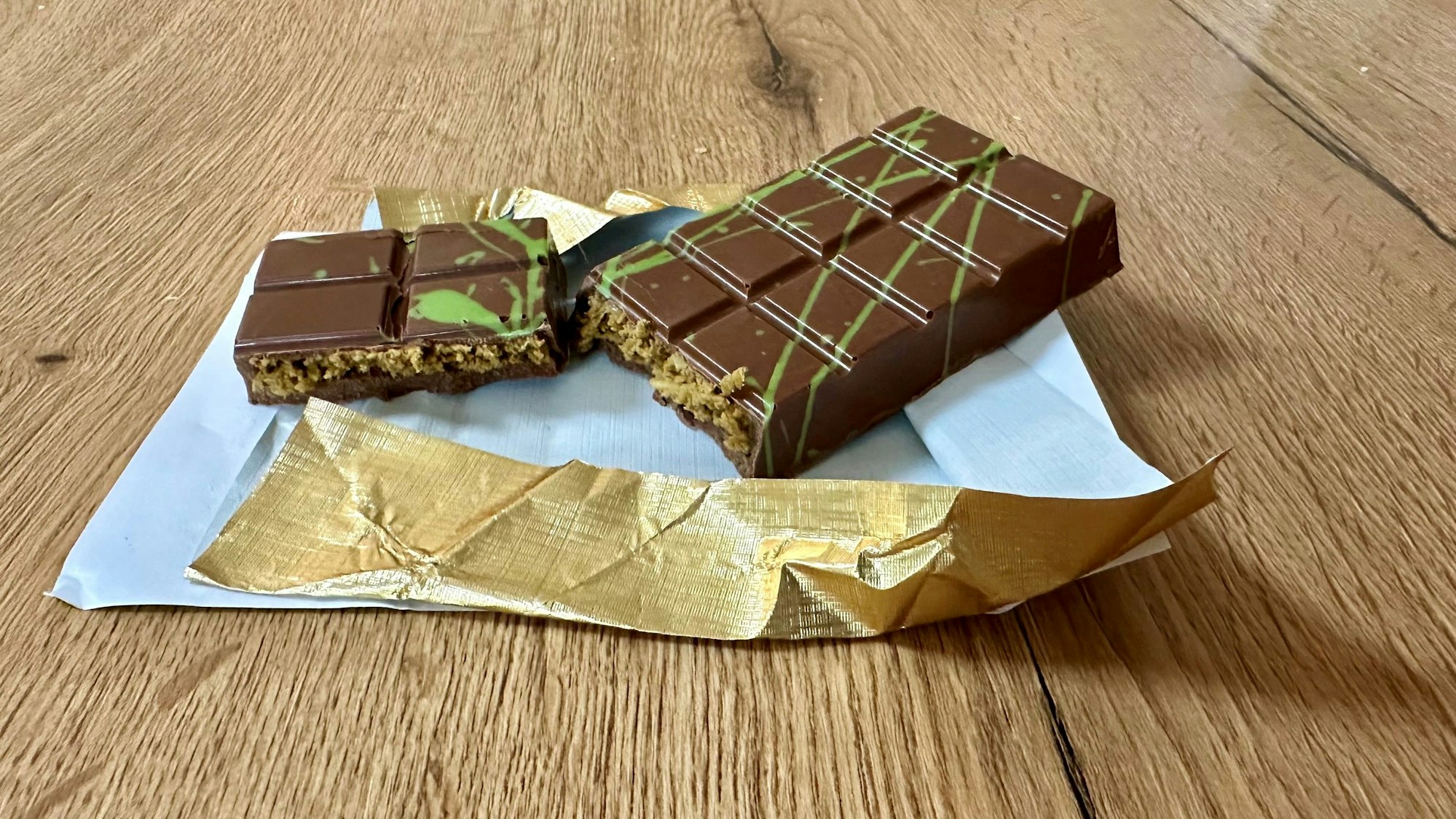 Dubai Schokolade auf goldenem Papier auf einem Tisch.