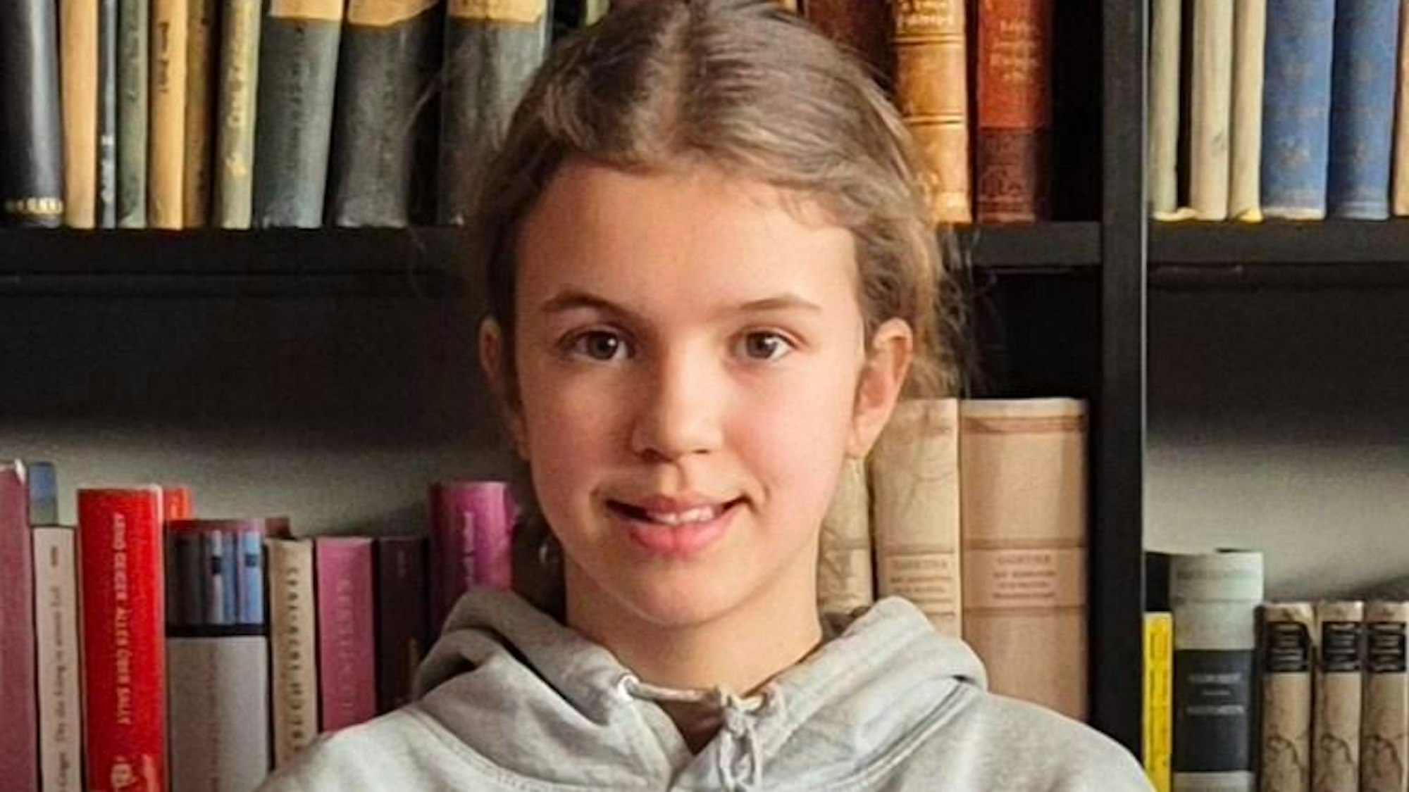 Mädchen vor Büchern