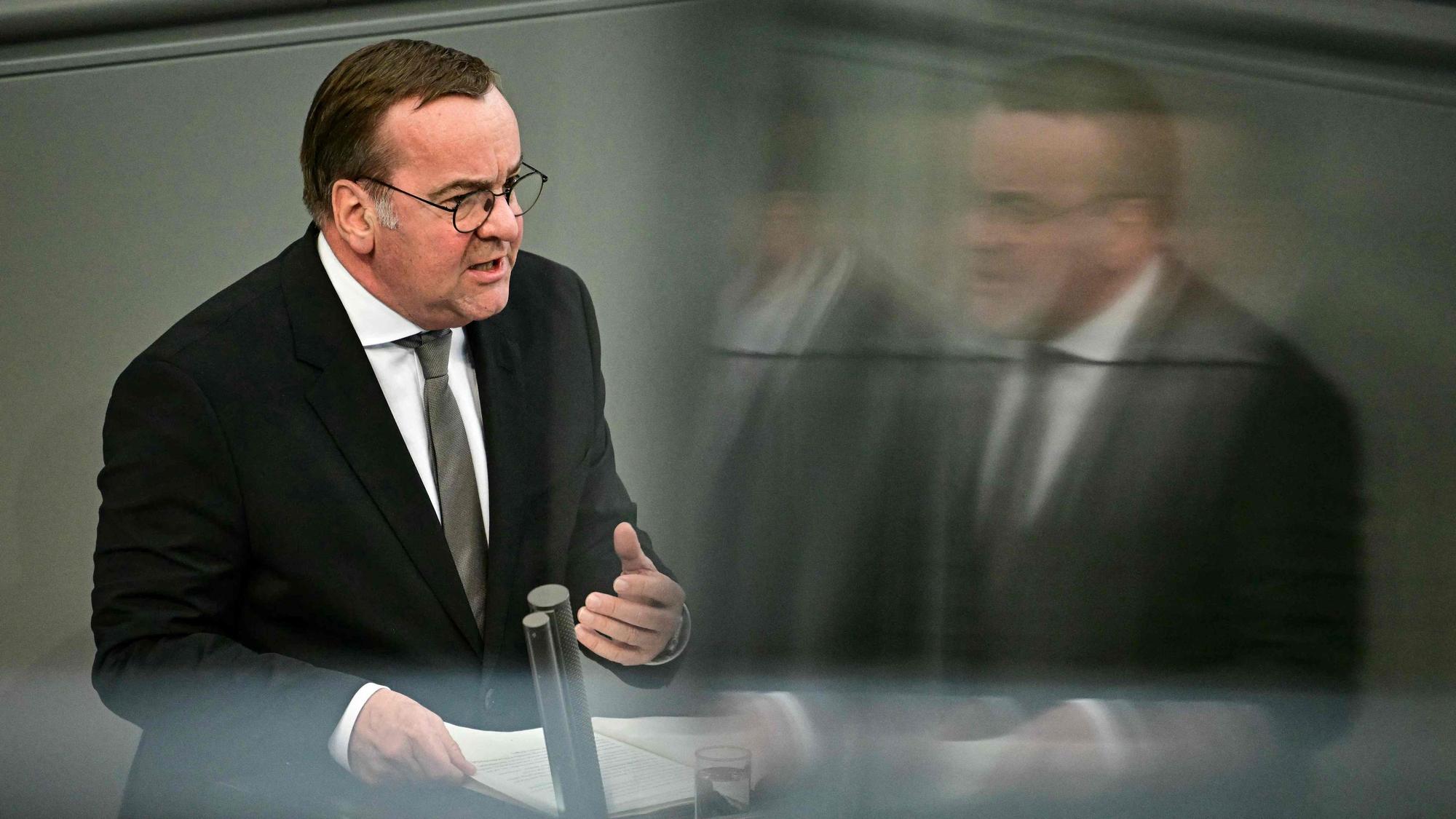Das Bild zeigt Bundesverteidigungsminister Boris Pistorius bei seiner Rede im Bundestag im Vorfeld der Abstimmung über das sogenannte Schuldenpaket von Union, SPD und Grünen. Foto: Tobias Schwarz/AFP