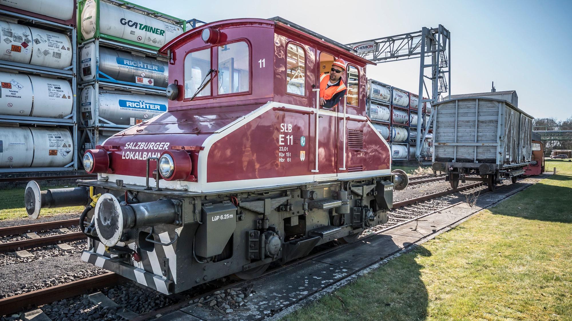 Die AEG-Lokomotive E11, Baujahr 1915, steht zwischenzeitlich auf dem Museumsgleis bei Chemion im Chempark in Flittard . Foto: Ralf Krieger