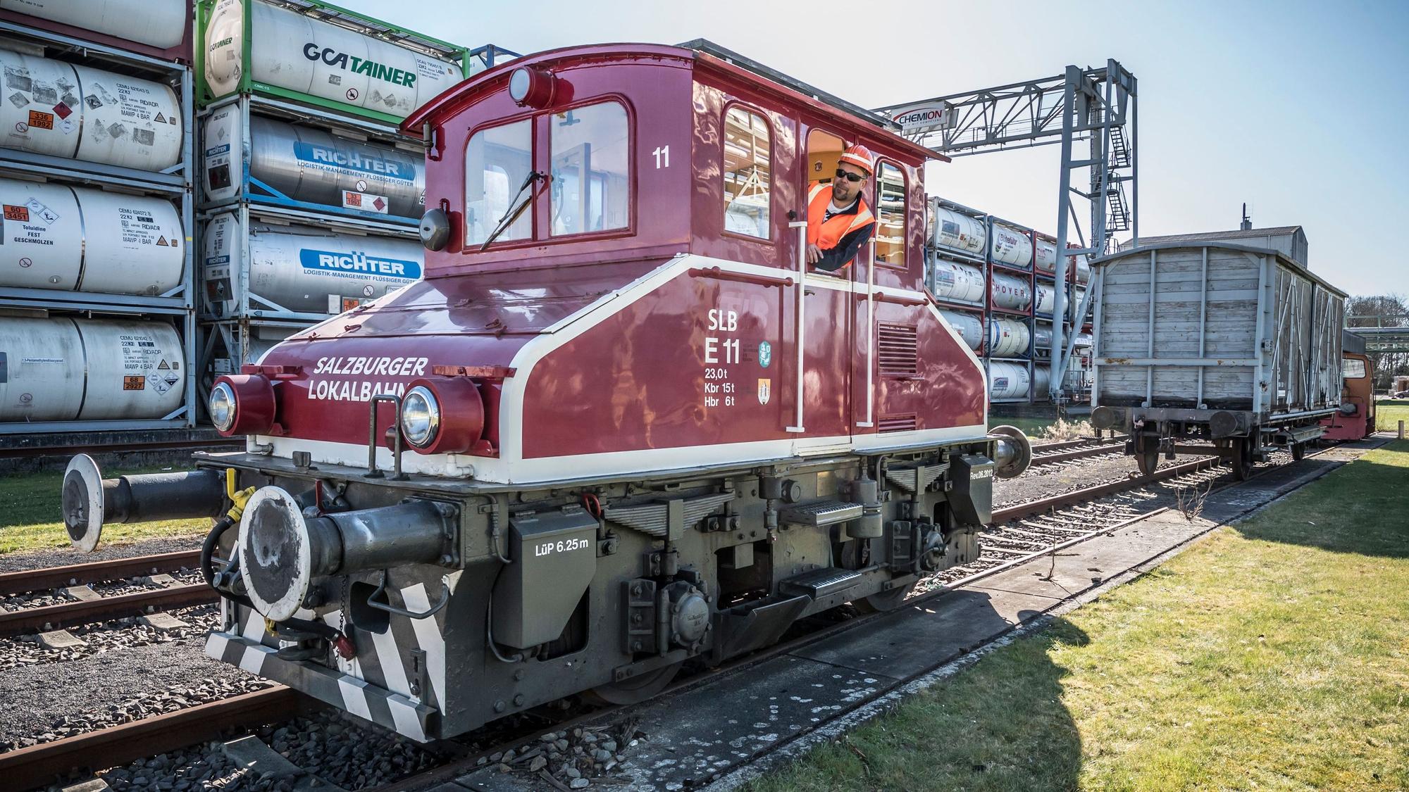 Die AEG-Lokomotive E11, Baujahr 1915, steht zwischenzeitlich auf dem Museumsgleis bei Chemion im Chempark in Flittard.