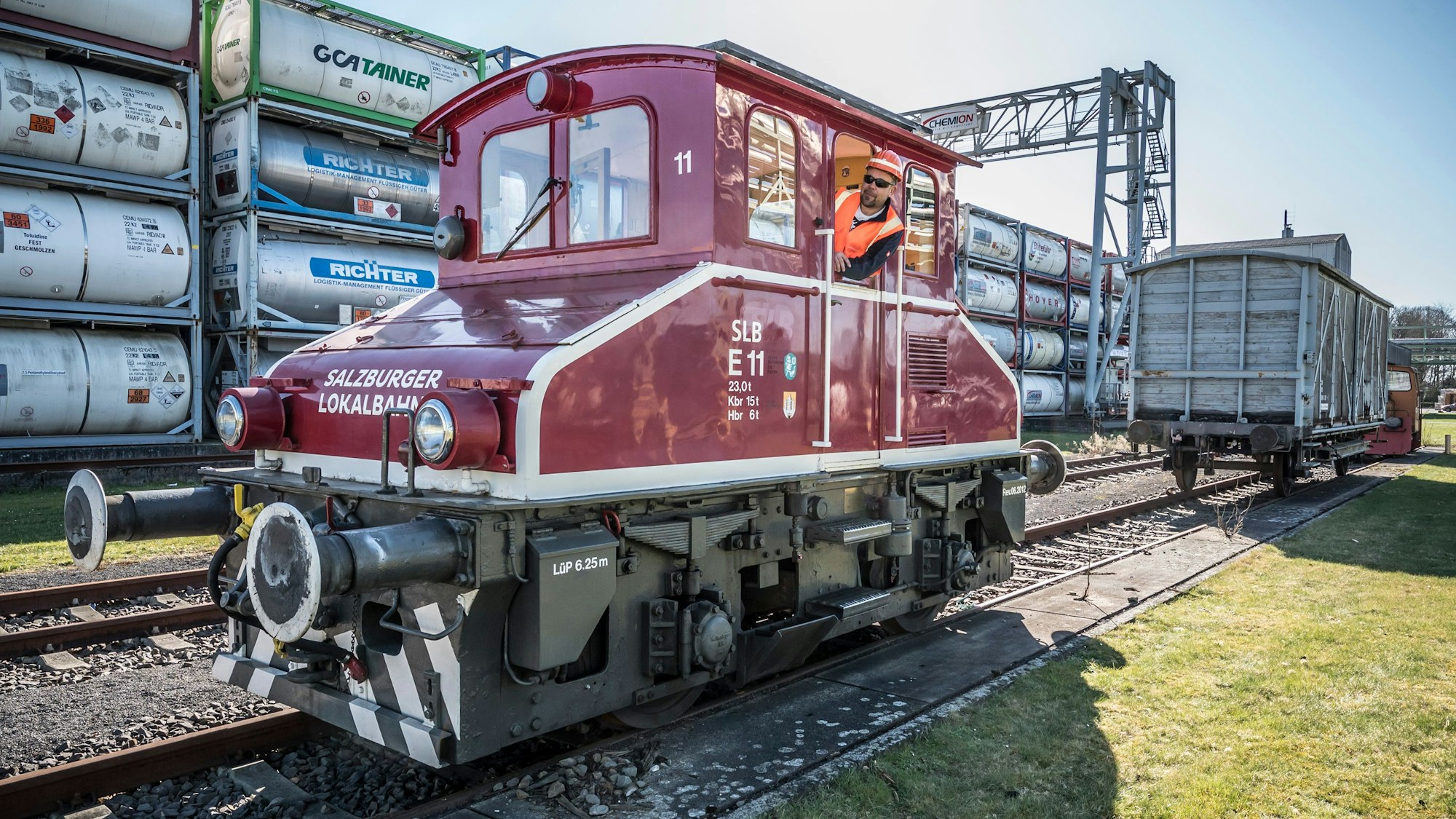 Die AEG-Lokomotive E11, Baujahr 1915, steht zwischenzeitlich auf dem Museumsgleis bei Chemion im Chempark in Flittard.