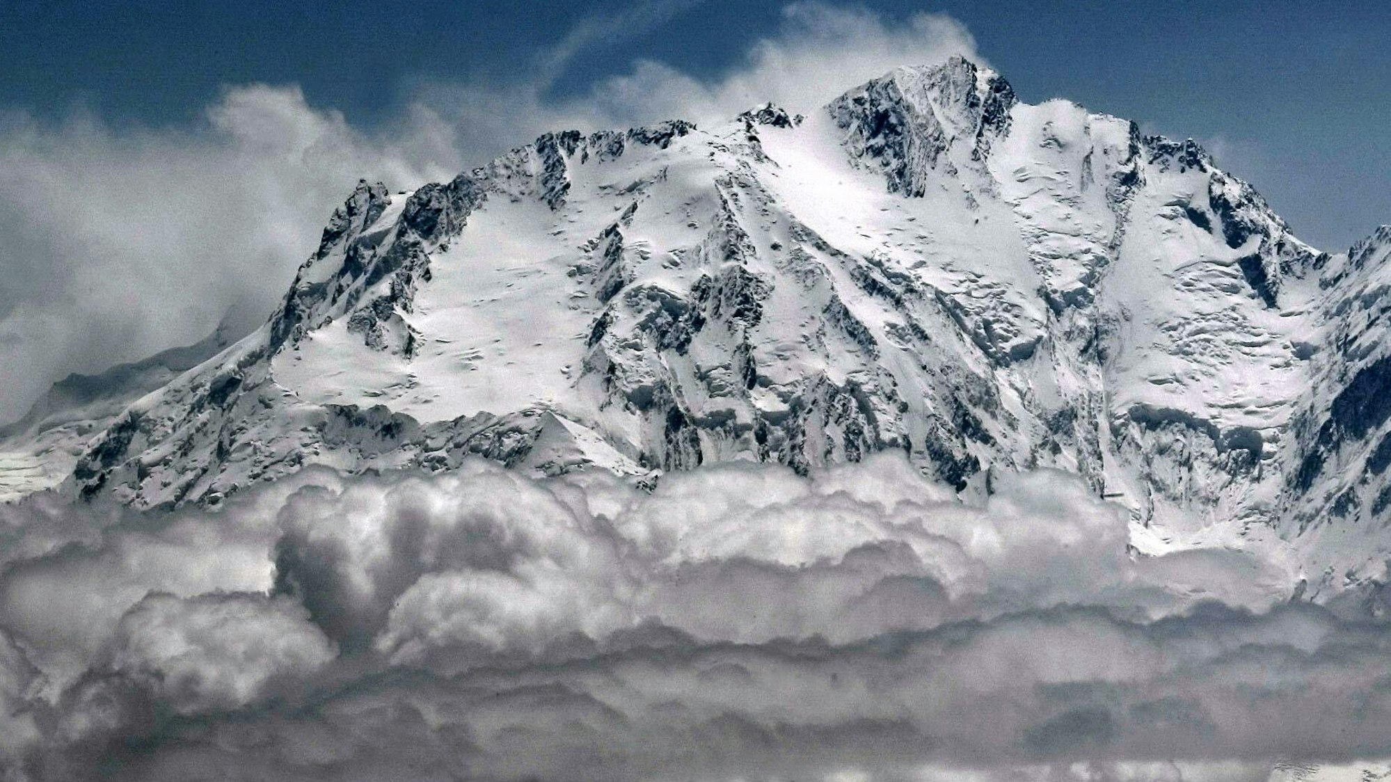 Die Luftaufnahme zeigt die schneebedeckte Westseite des Nanga Parbat im Himalaya.