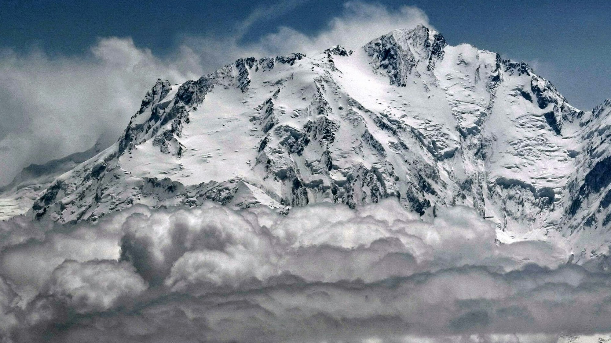 Die Luftaufnahme zeigt die schneebedeckte Westseite des Nanga Parbat im Himalaya.