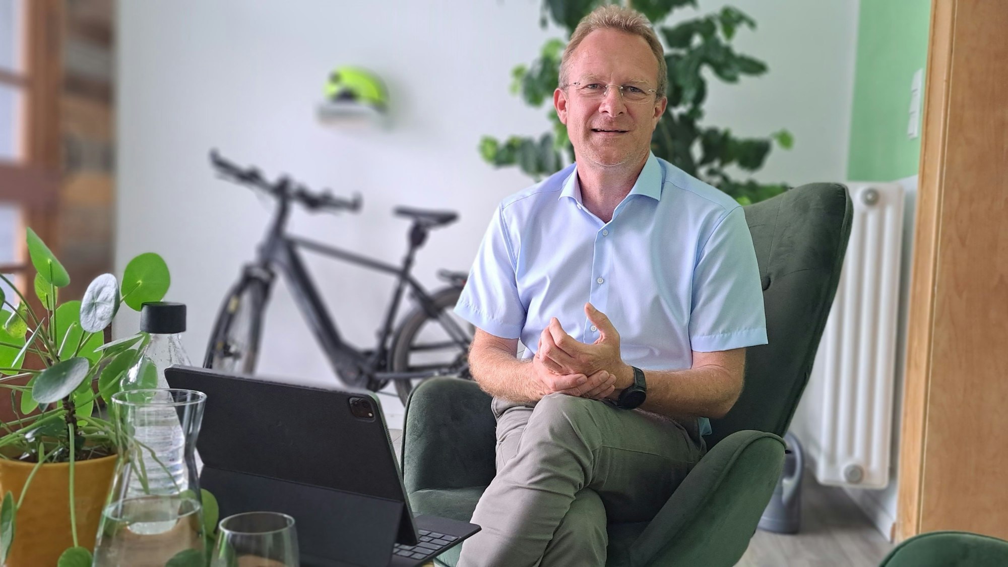 Der Bundestagsabgeordnete der Grünen, Maik Außendorf, sitzt in seinem Bergisch Gladbacher Wahlkreisbüro.