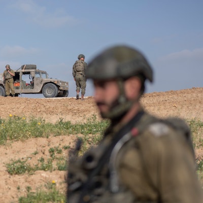 Israelische Soldaten sind an der Grenze zwischen Israel und Gaza zu sehen.