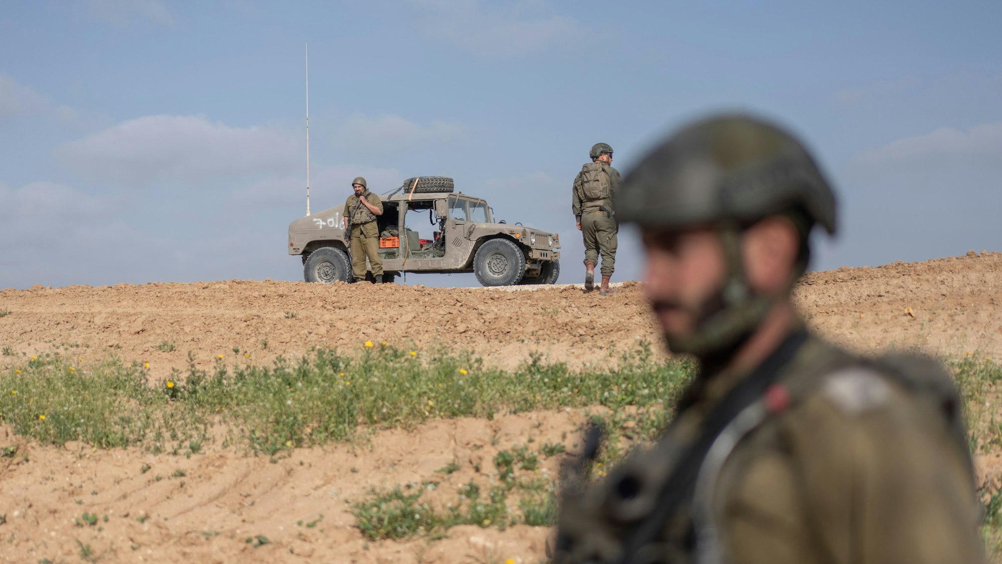 Israelische Soldaten sind an der Grenze zwischen Israel und Gaza zu sehen.