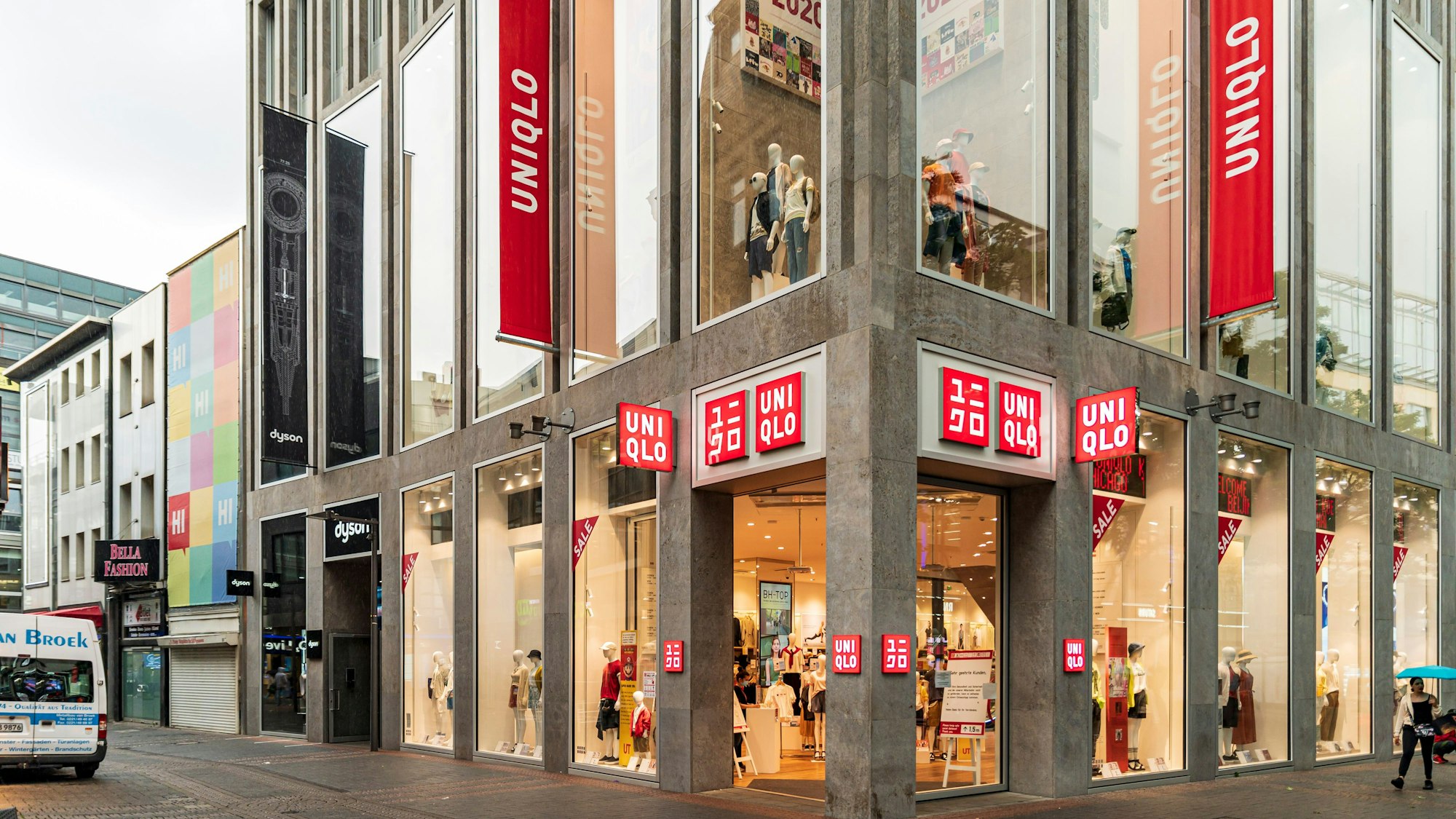 Dienstag 16.06.2020 Köln Outbreak Shutdown Lockdown Coronavirus Corona Virus COVID-19 SARS-CoV-2 Pandemie
Rundgang durch die großen Kölner Einkaufsstraßen bzw. Fußgängerzonen, während der Corona-Krise.
Hohe Straße Uniqlo Dyson Bella Fashion
Aufgenommen am: 16.06.2020
Foto: Alexander Roll (Staff)