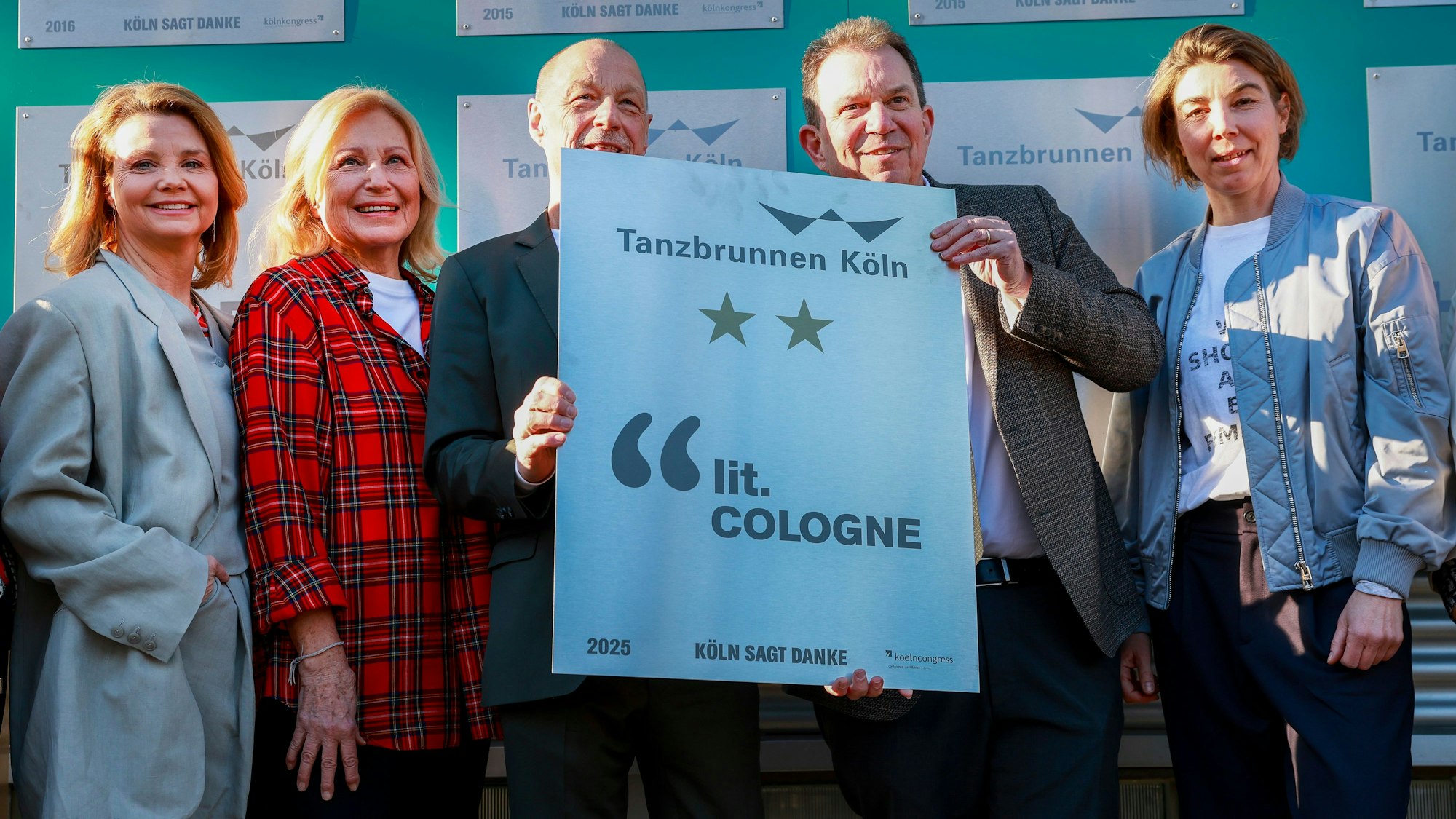 Enthüllung einer Ehrentafel und eines zweiten Sterns zu Ehren von 20 Jahren Lesung im Rahmen der lit.COLOGNE im Tanzbrunnen.
Im Bild v.l.n.r. Annette Frier, Maren Kroymann, Rainer Osnowski, Ralf Nüsser und Rieke Brendel.
