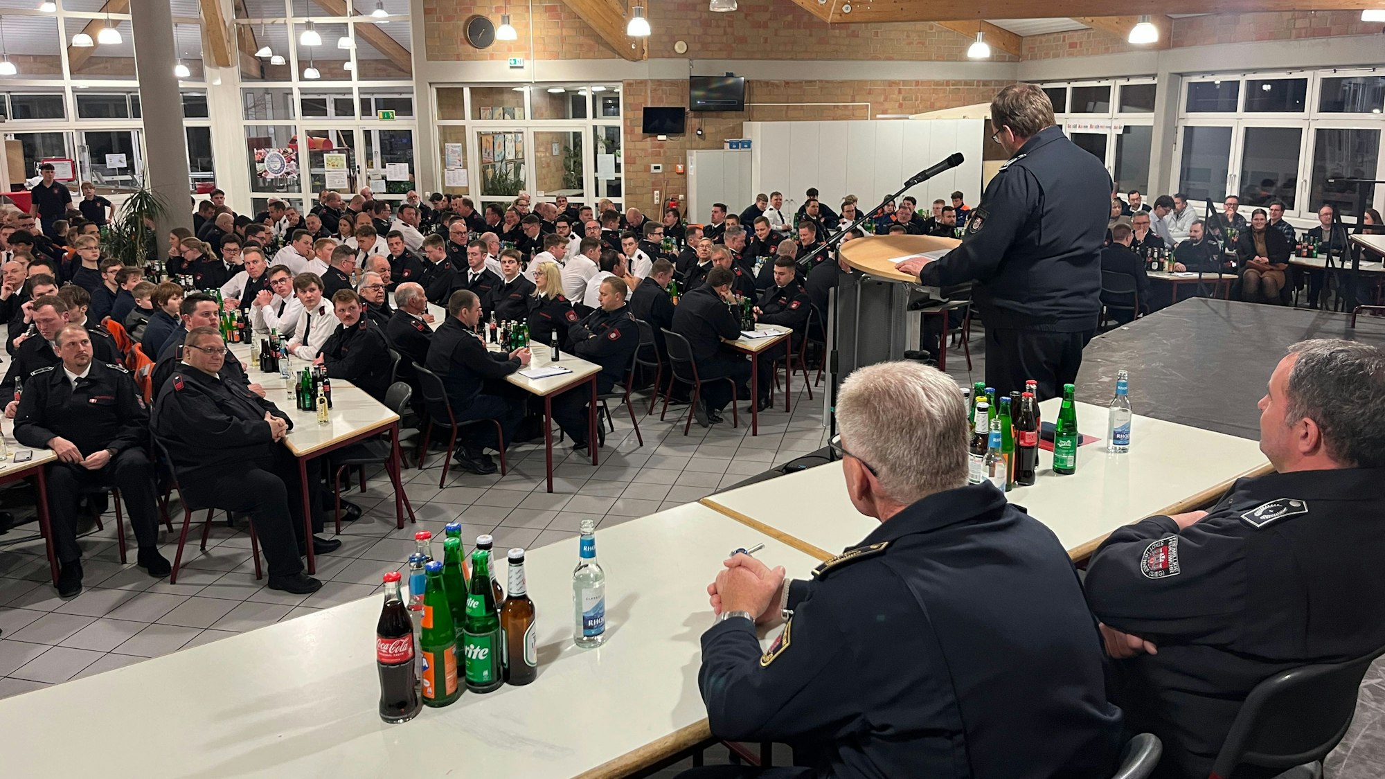 Feuerwehrleute haben sich zu einer großen Versammlung getroffen.