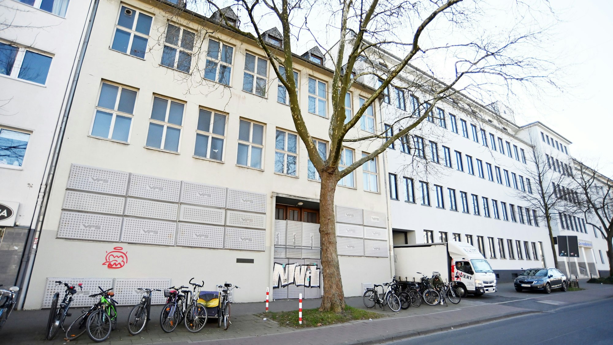 Das Geisterhaus auf der Aachener Straße 443 soll abgerissen werden, dafür entstehen 53 Studentenwohnungen.