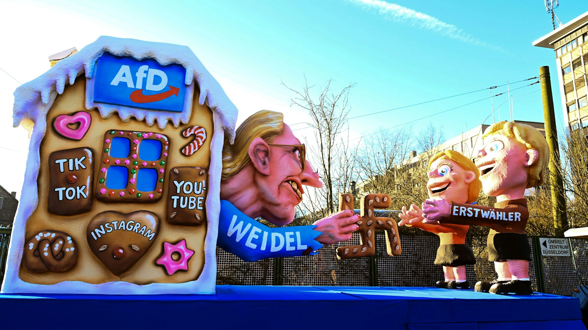 03.03.2025, Nordrhein-Westfalen, Köln: Ein Mottowagen mit einem AfD-Motiv fährt zum Zug. Am Rosenmontag ist Höhepunkt der rheinischen Karnevalssaison mit den traditionellen Zug durch Düsseldorf. Foto: Federico Gambarini/dpa +++ dpa-Bildfunk +++