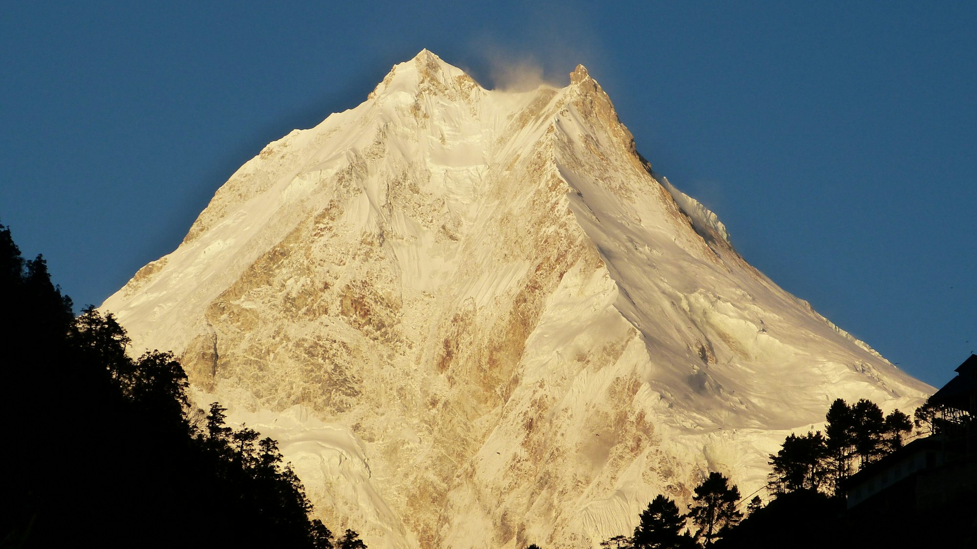 Eindrucksvoll erhebt sich der Mount Manaslu im Himalaya in der Morgensonne über die Landschaft.