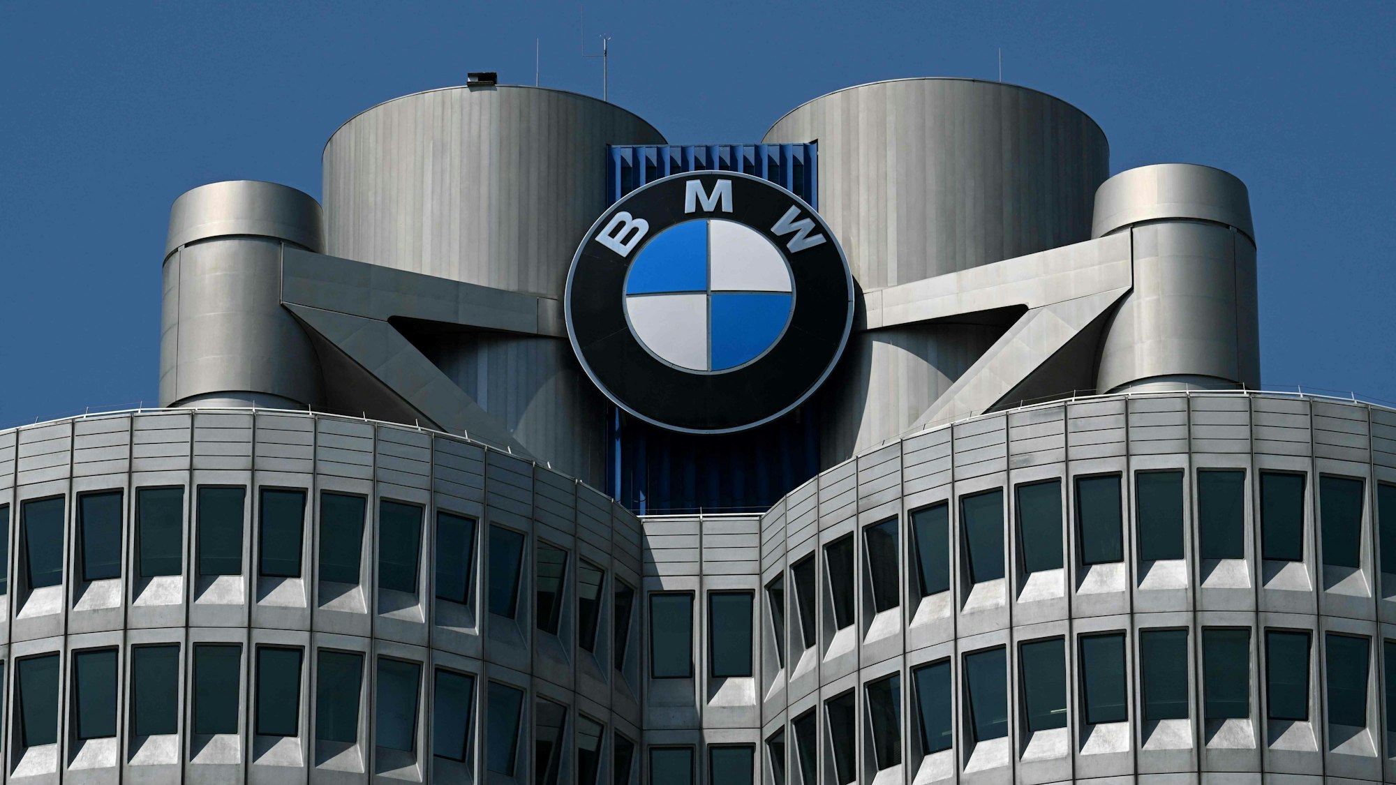 Auch bei BMW gibt es einen starken Gewinneinbruch.