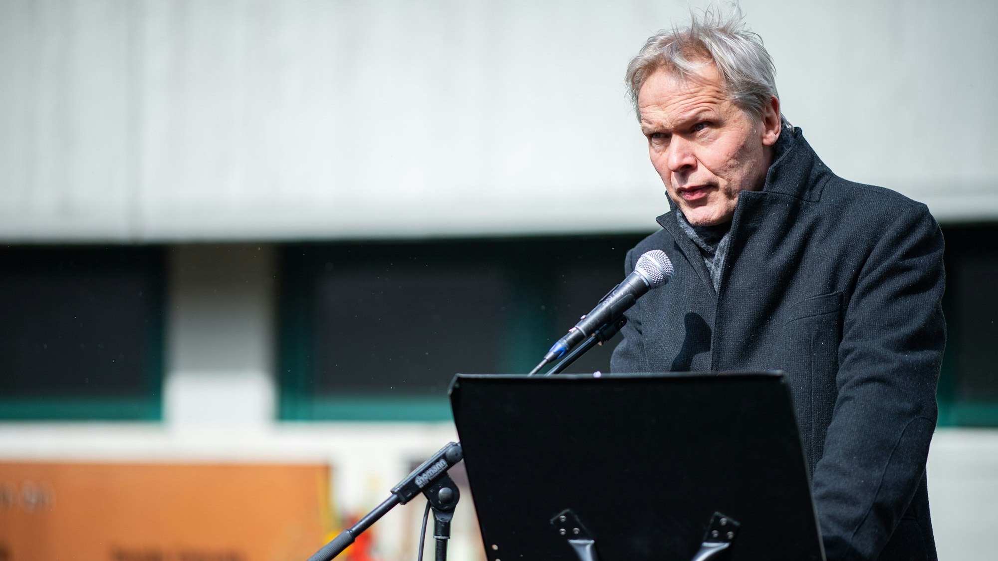 Schulleiter Ulrich Wessel spricht zu einer Gedenkfeier zum 4. Jahrestag des Germanwings-Absturzes auf dem Schulhof des Joseph König Gymnasiums. (Archivbild)