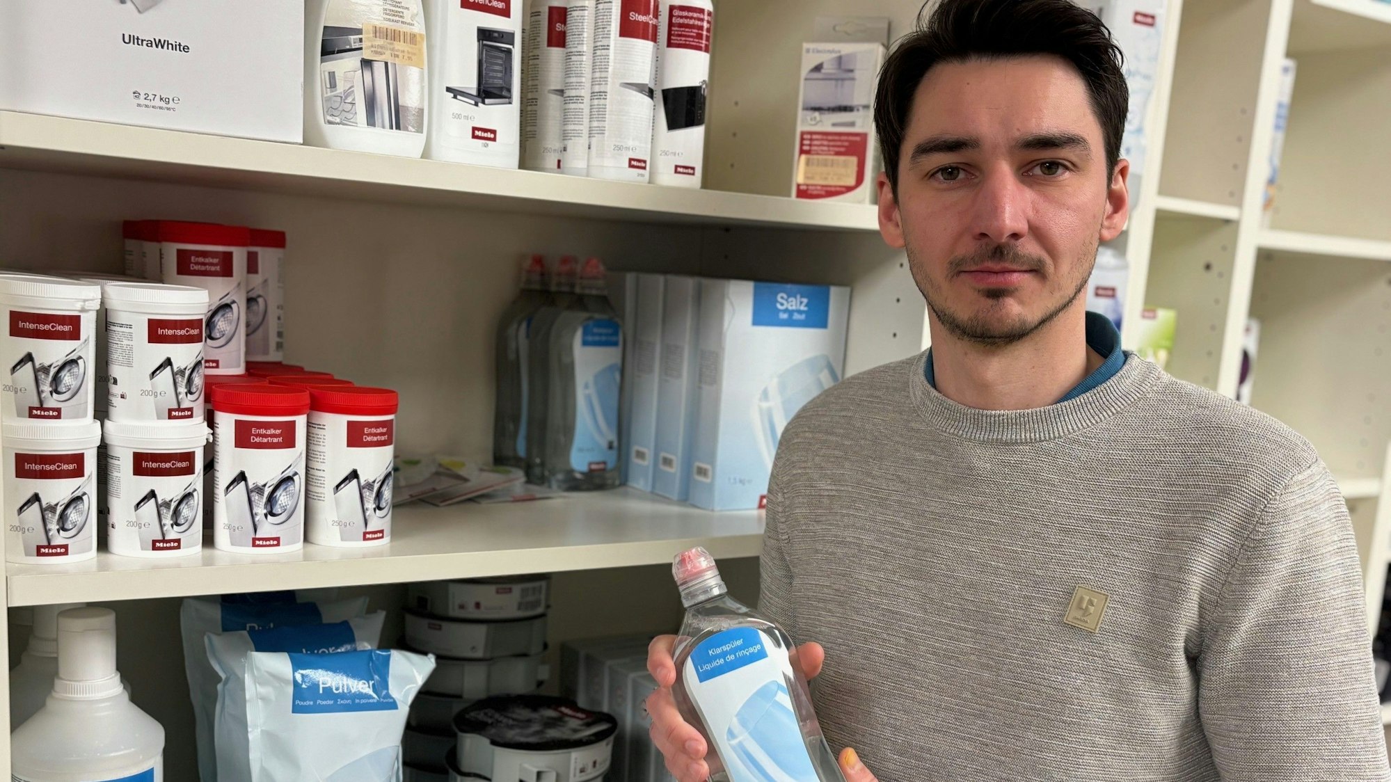 Auf dem Bild ist ein Geschäftsmann aus Frechen zu sehen.