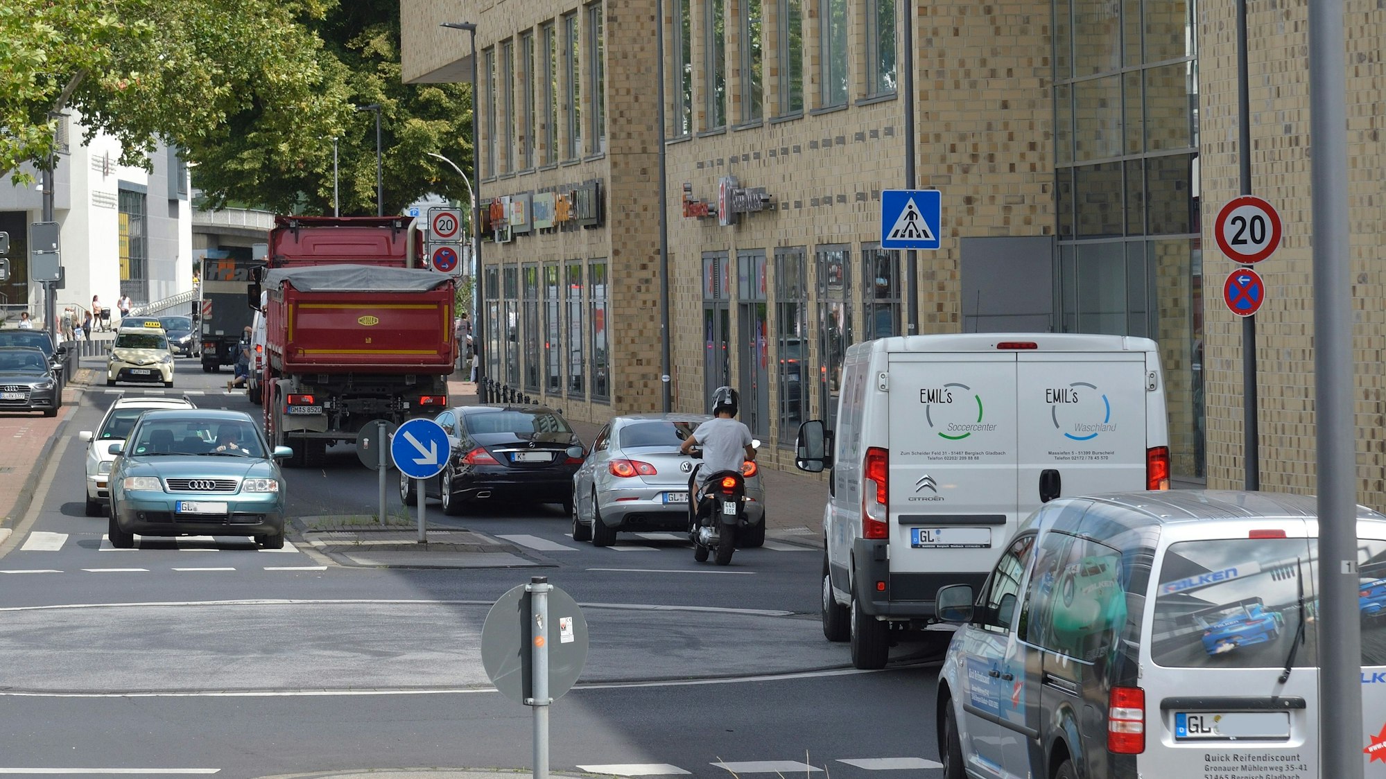 Viel Verkehr auf der Stationsstraße in Bergisch Gladbach.