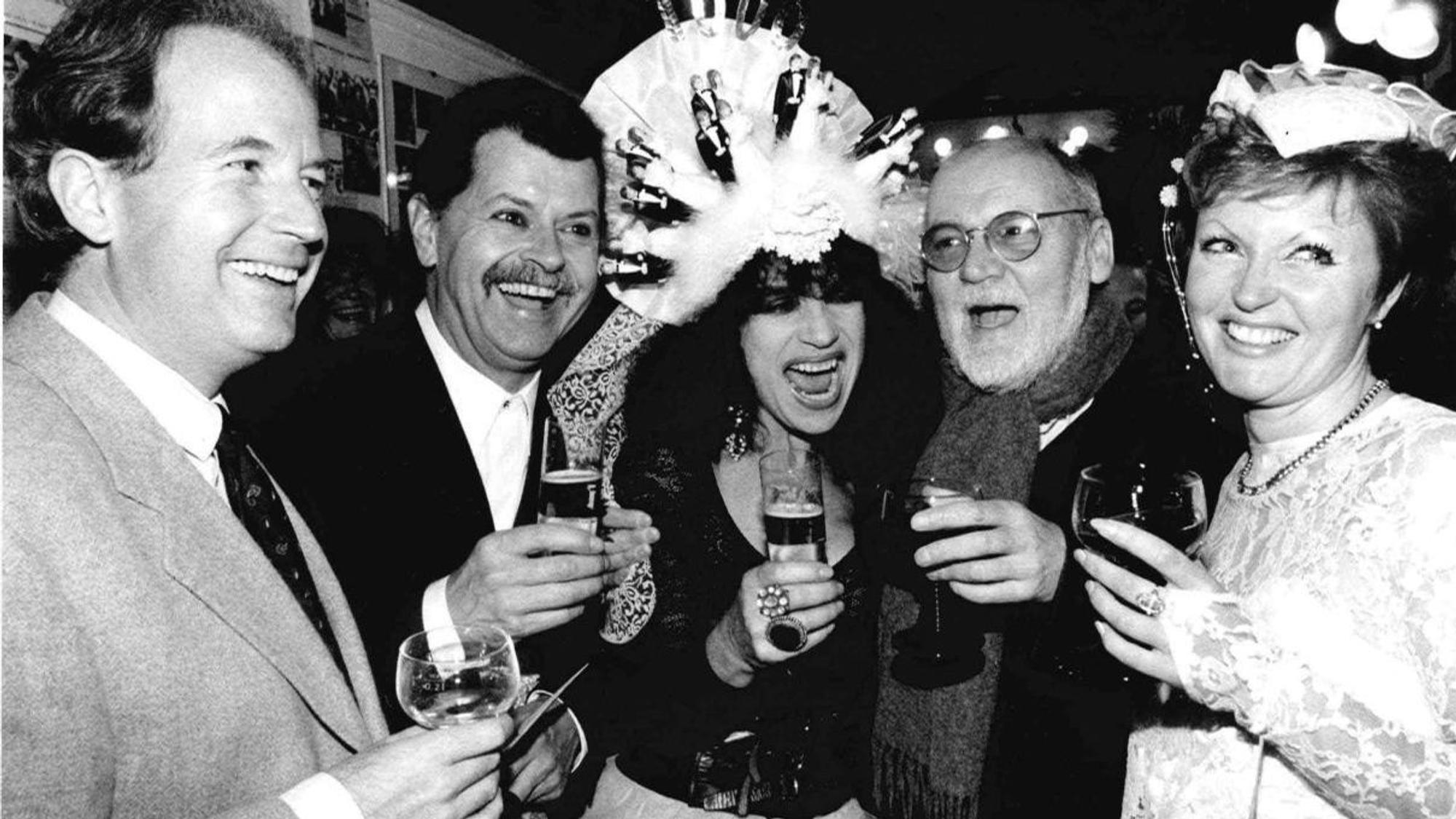 Heinz Herrtrampf - Nachruf auf Kabarettist aus Köln
Anlässlich der 1000. Vorstellung des Programms "Ihr schönster Tag" im Januar 1992 erschienen die Gäste in Hochzeitkleidung (v. l.): Max Schautzer, Heinz Herrtrampf, Wiltrud Fischer, Hanns Dieter Hüsch und Christiane Rasche-Hüsch