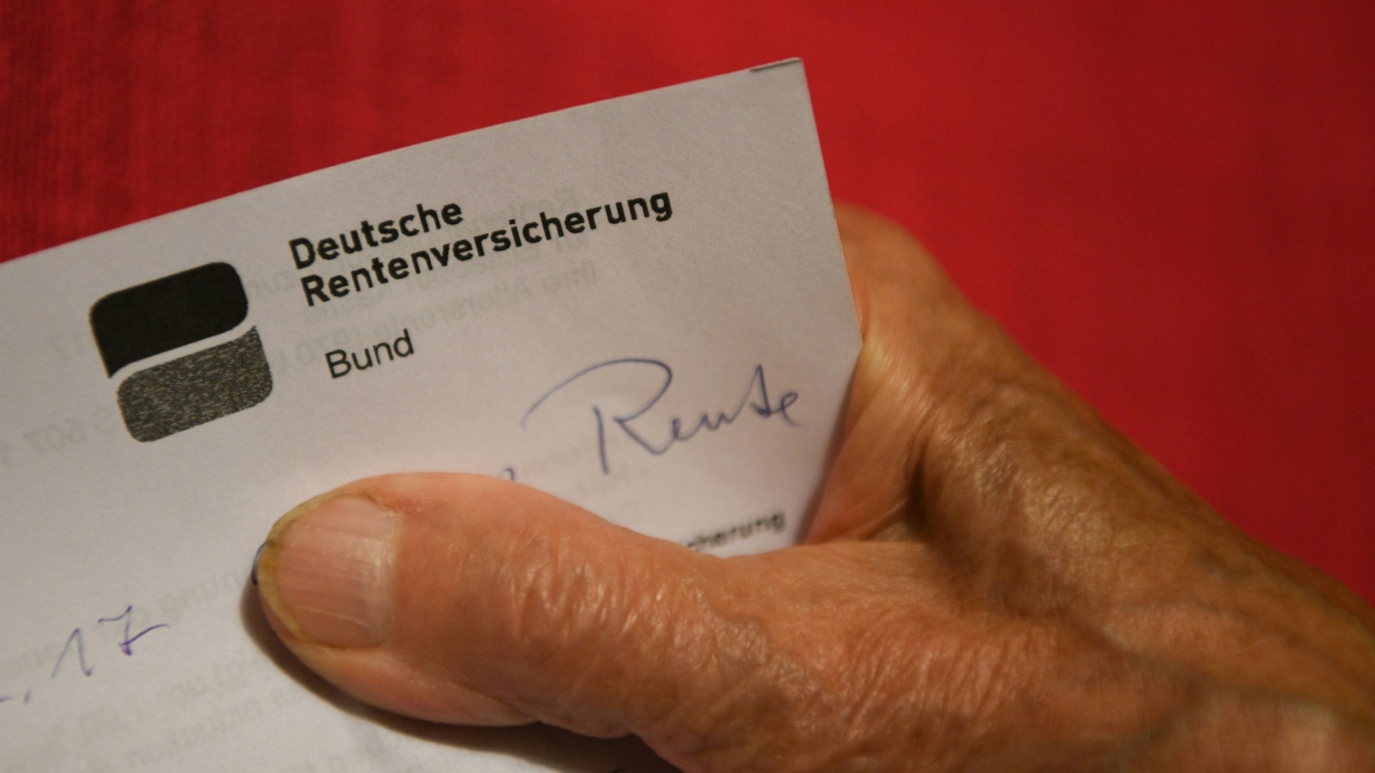 ARCHIV - 07.11.2017, Baden-Württemberg, Weingarten: Eine Rentnerin hält ihren Rentenbescheid in der Hand. (zu dpa: ««Wirtschaftsweise»: Rentenreform fehlt bei Union und SPD») Foto: Felix Kästle/dpa +++ dpa-Bildfunk +++