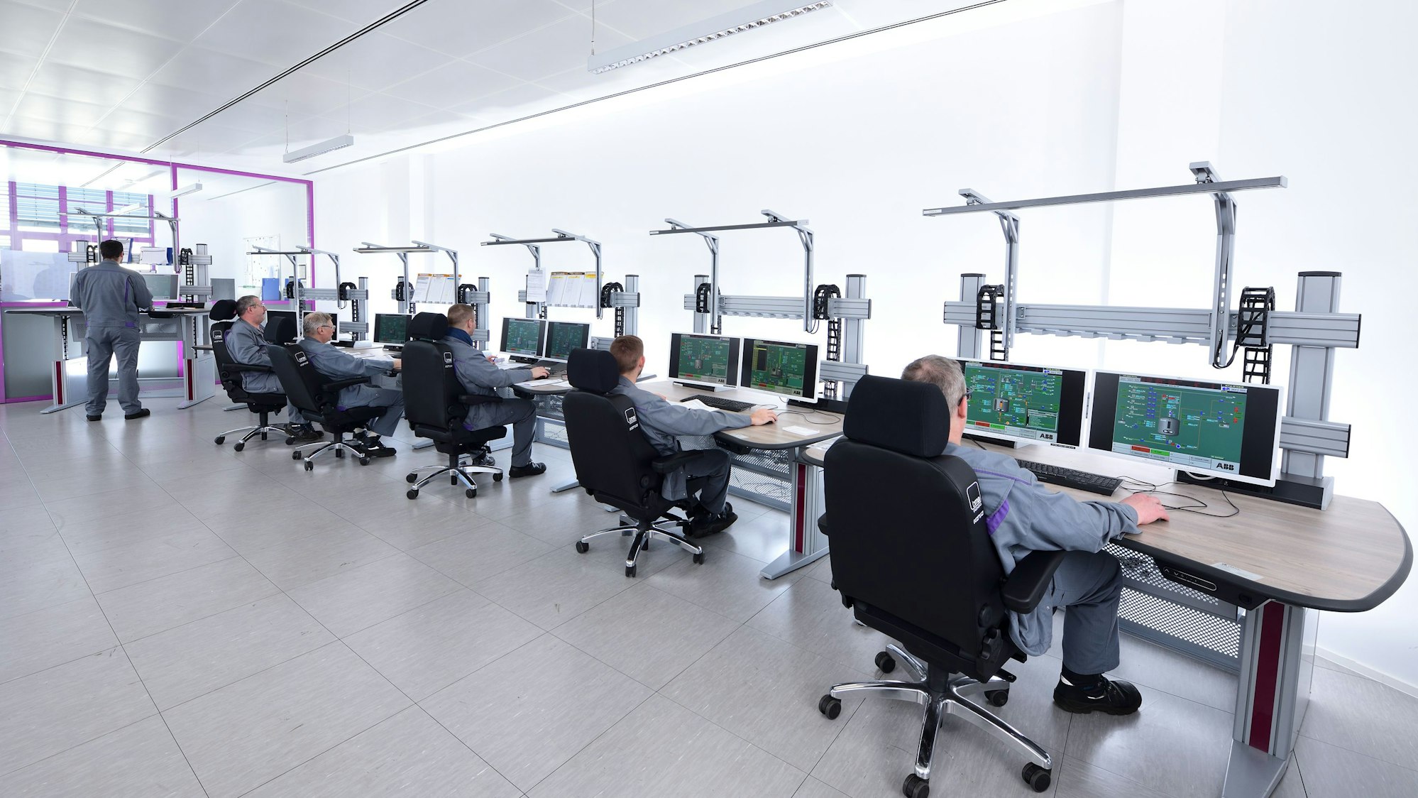 Die Messwarte im Gebäude O18 des Chemparek Levekusen mit Marius Dunkel, Hans-Peter Antweiler, Heinrich Knychas, Sebastian Krauch, Viktor Ruf, André Maddiona, Beyazit Demiraglar