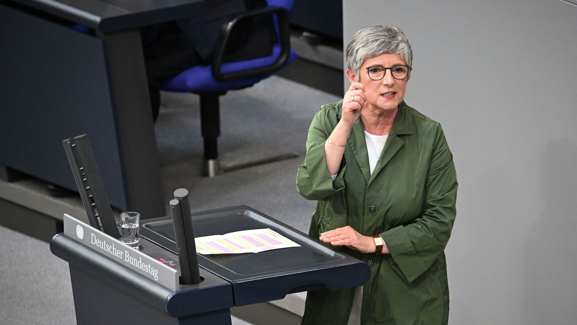 18.03.2025, Berlin: Britta Haßelmann, Co-Fraktionsvorsitzende von Bündnis 90/Die Grünen, spricht in der 214. Plenarsitzung der 20. Legislaturperiode im Deutschen Bundestag. Hauptthema dieser zweiten Sondersitzung des alten Bundestages nach der vorgezogenen Bundestagswahl ist die Reform der Schuldenbremse als Voraussetzung für das geplante milliardenschwere Finanzpaket der zukünftigen Bundesregierung für Verteidigung, Infrastruktur, und Klimaschutzmaßnahmen. Foto: Bernd von Jutrczenka/dpa +++ dpa-Bildfunk +++