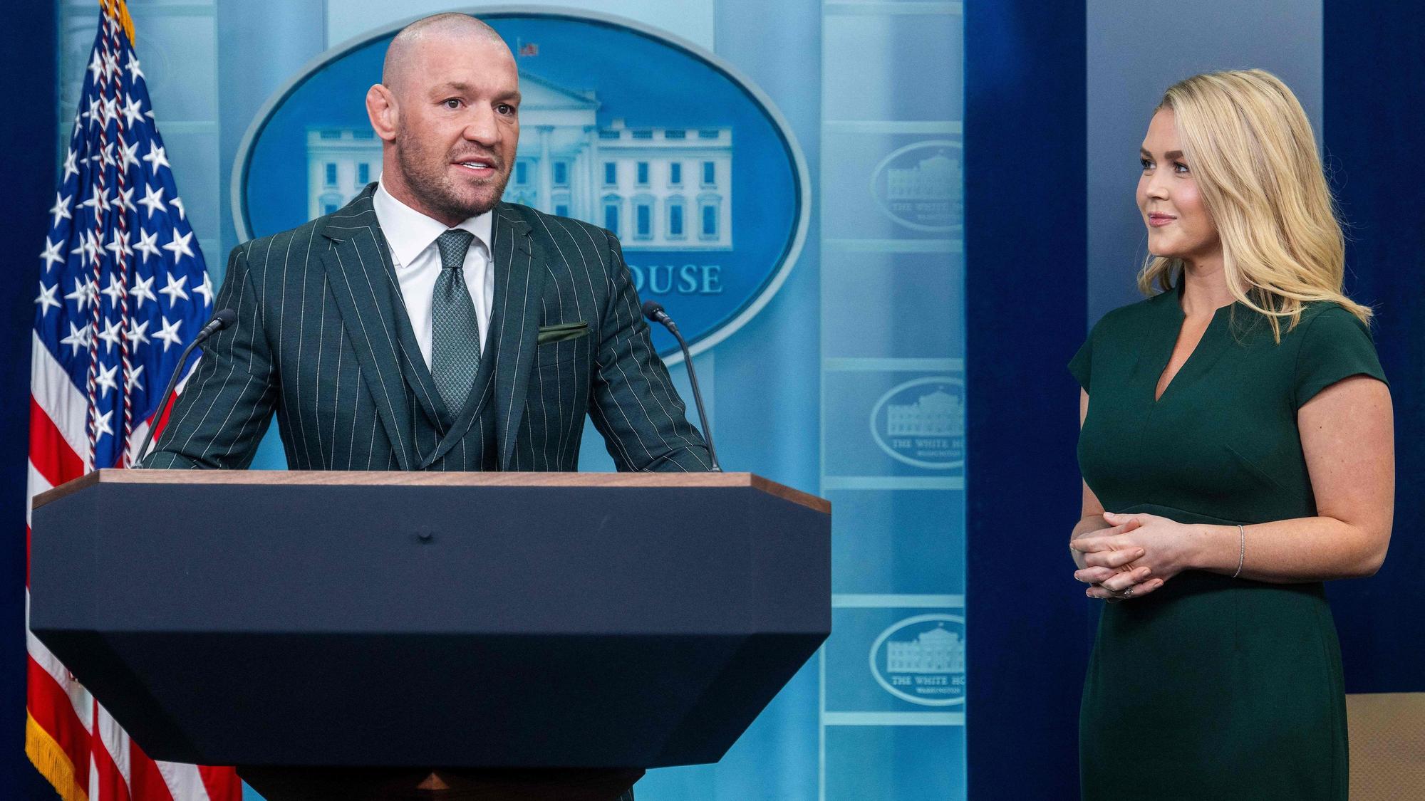 Das Bild zeigt den irischen MMA-Kämpfer und Geschäftsmann Conor McGregor (links) der bei einer Pressekonferenz im Weißen Haus gegen Einwanderer schoss und Regierungs-Pressesprecherin Karoline Leavitt, die gegen Frankreich ätzte.