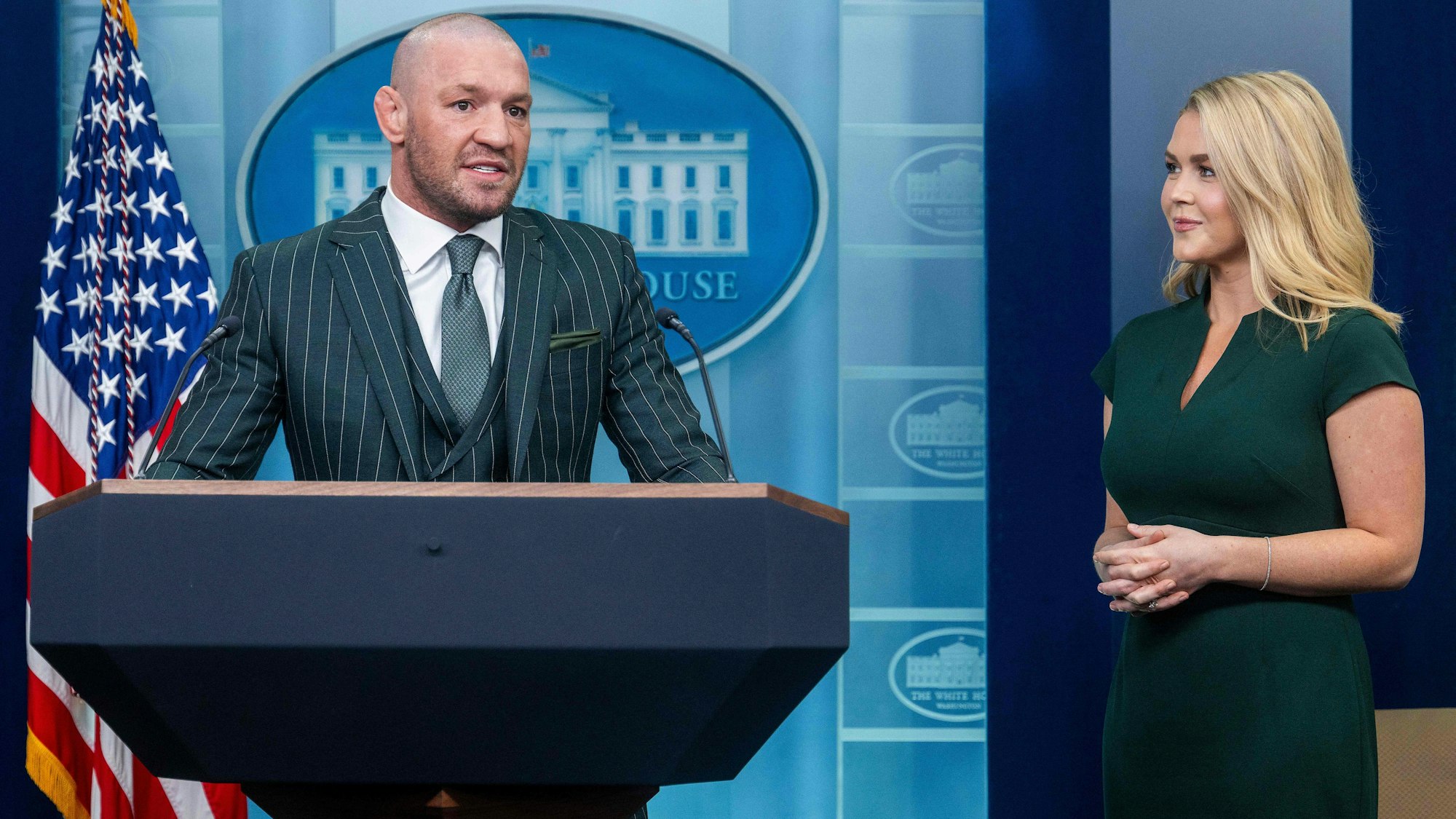 Das Bild zeigt den irischen MMA-Kämpfer und Geschäftsmann Conor McGregor (links) der bei einer Pressekonferenz im Weißen Haus gegen Einwanderer schoss und Regierungs-Pressesprecherin Karoline Leavitt, die gegen Frankreich ätzte.
