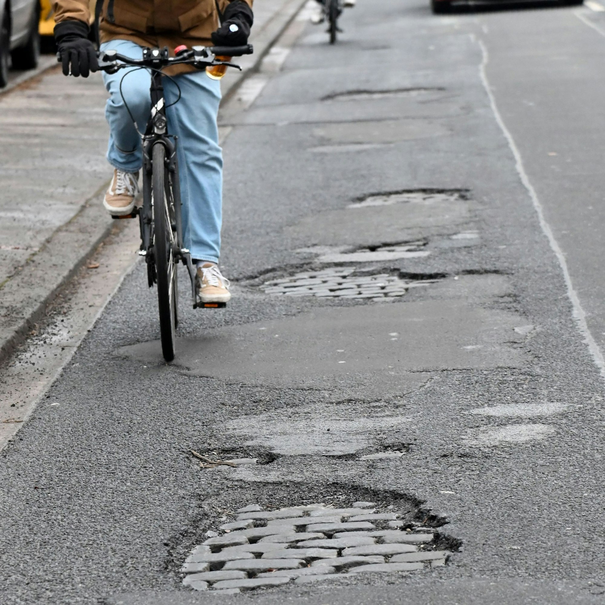 16.01.2025 Köln. Der Winter ist noch nicht vorbei und trotzdem gibt es bereits zahlreiche Schlaglöchern auf Kölner Straßen. Kerpener Straße.Foto: Alexander Schwaiger