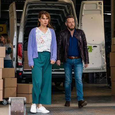 Während der Chef des Toten, Björn Burbach (Roland Riebeling, r.), wütend auf seinen verspäteten Mitarbeiter wartet, erreicht ihn die schockierende Nachricht: Sein Mitarbeiter wurde ermordet. Die Freundin des Opfers, Annika Bergen (Tabea Bettin, l.), ist von der Nachricht zutiefst erschüttert. (Komparsin im Bild)