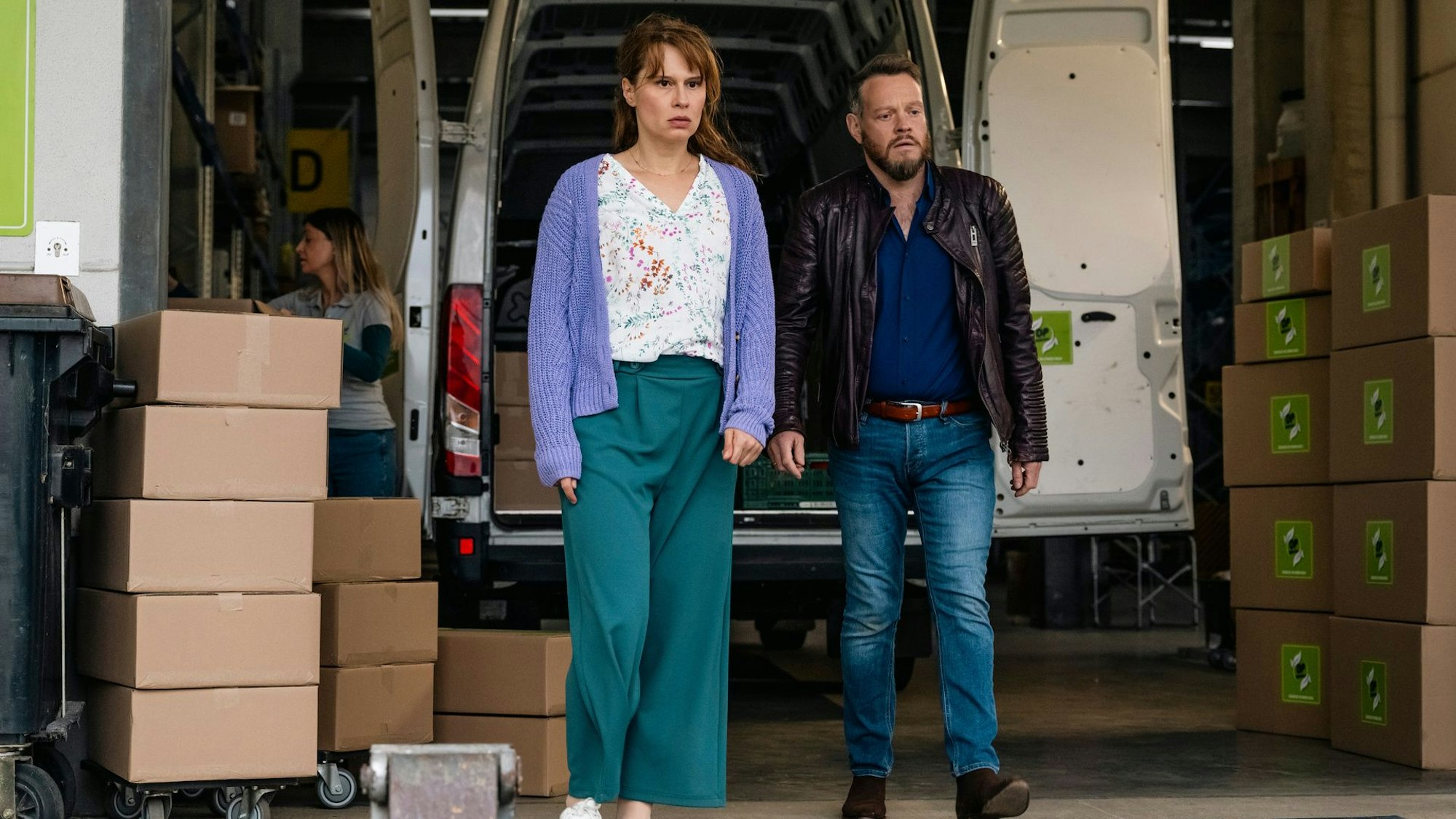 Während der Chef des Toten, Björn Burbach (Roland Riebeling, r.), wütend auf seinen verspäteten Mitarbeiter wartet, erreicht ihn die schockierende Nachricht: Sein Mitarbeiter wurde ermordet. Die Freundin des Opfers, Annika Bergen (Tabea Bettin, l.), ist von der Nachricht zutiefst erschüttert. (Komparsin im Bild)