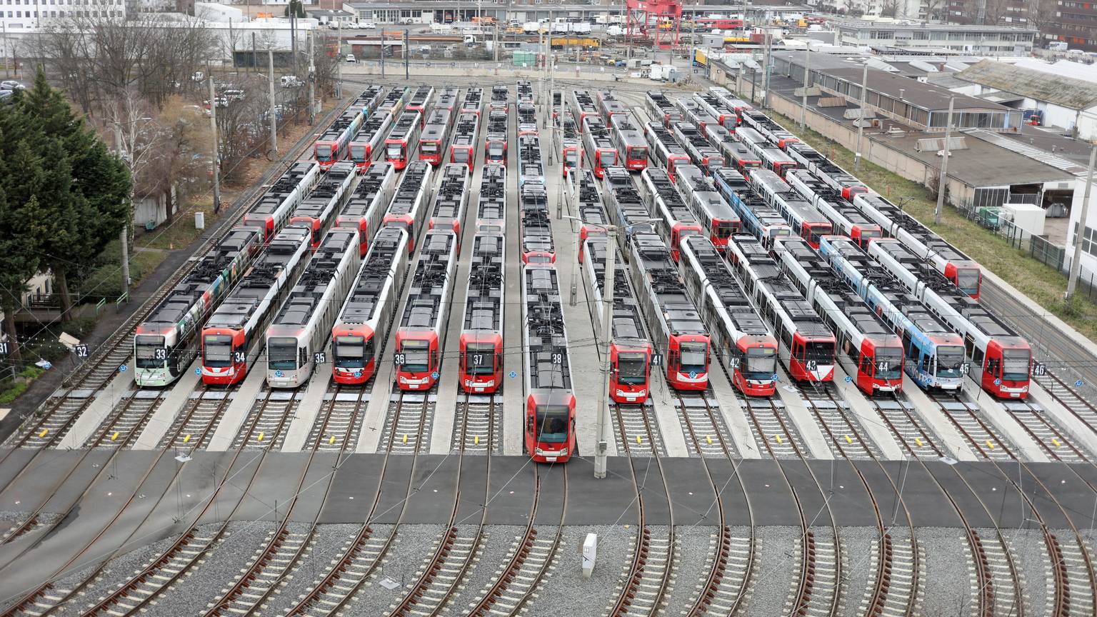07.02.2025, Köln: Das Straßenbahn Depot der KVB an der Scheidweilerstraße am Fratagmittag. Alle Bahnen stehen still. Die Gewerkschaft Verdi hat für Freitag, 7. Februar, zu einem ganztägigen ÖPNV-Warnstreik aufgerufen. Aufgerufen sind unter anderem die Mitarbeitenden der KVB. Das bedeutet: Ab 3 Uhr in der Nacht zu Freitag und bis zum Beginn des Betriebstages am Samstag, 8. Februar, fahren keine KVB-Stadtbahnen. Foto: Arton Krasniqi