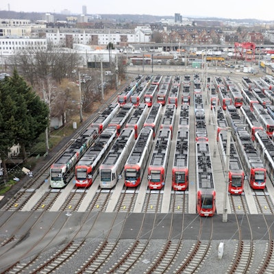 07.02.2025, Köln: Das Straßenbahn Depot der KVB an der Scheidweilerstraße am Fratagmittag. Alle Bahnen stehen still. Die Gewerkschaft Verdi hat für Freitag, 7. Februar, zu einem ganztägigen ÖPNV-Warnstreik aufgerufen. Aufgerufen sind unter anderem die Mitarbeitenden der KVB. Das bedeutet: Ab 3 Uhr in der Nacht zu Freitag und bis zum Beginn des Betriebstages am Samstag, 8. Februar, fahren keine KVB-Stadtbahnen. Foto: Arton Krasniqi