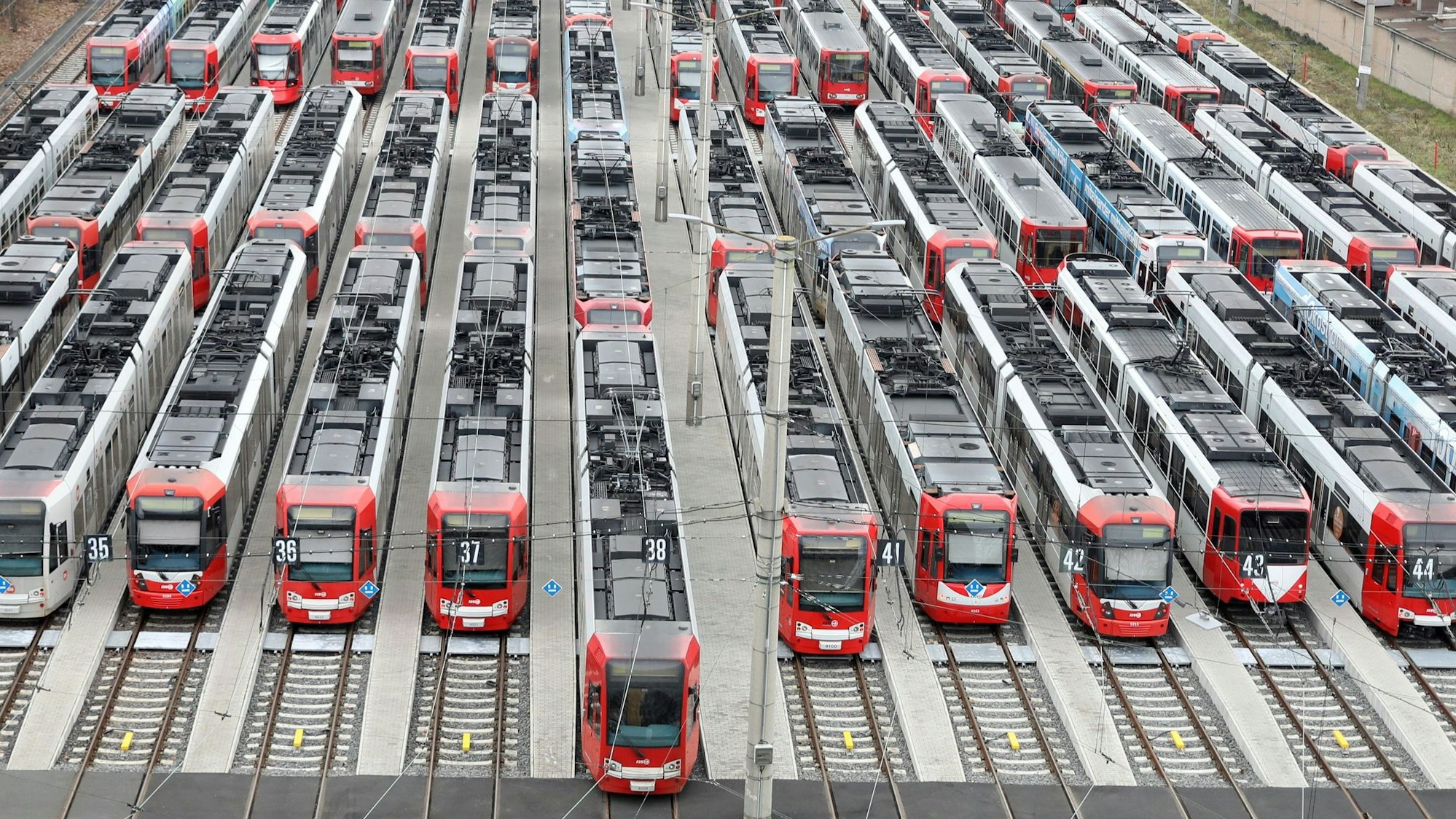 07.02.2025, Köln: Das Straßenbahn Depot der KVB an der Scheidweilerstraße am Fratagmittag. Alle Bahnen stehen still. Die Gewerkschaft Verdi hat für Freitag, 7. Februar, zu einem ganztägigen ÖPNV-Warnstreik aufgerufen. Aufgerufen sind unter anderem die Mitarbeitenden der KVB. Das bedeutet: Ab 3 Uhr in der Nacht zu Freitag und bis zum Beginn des Betriebstages am Samstag, 8. Februar, fahren keine KVB-Stadtbahnen. Foto: Arton Krasniqi