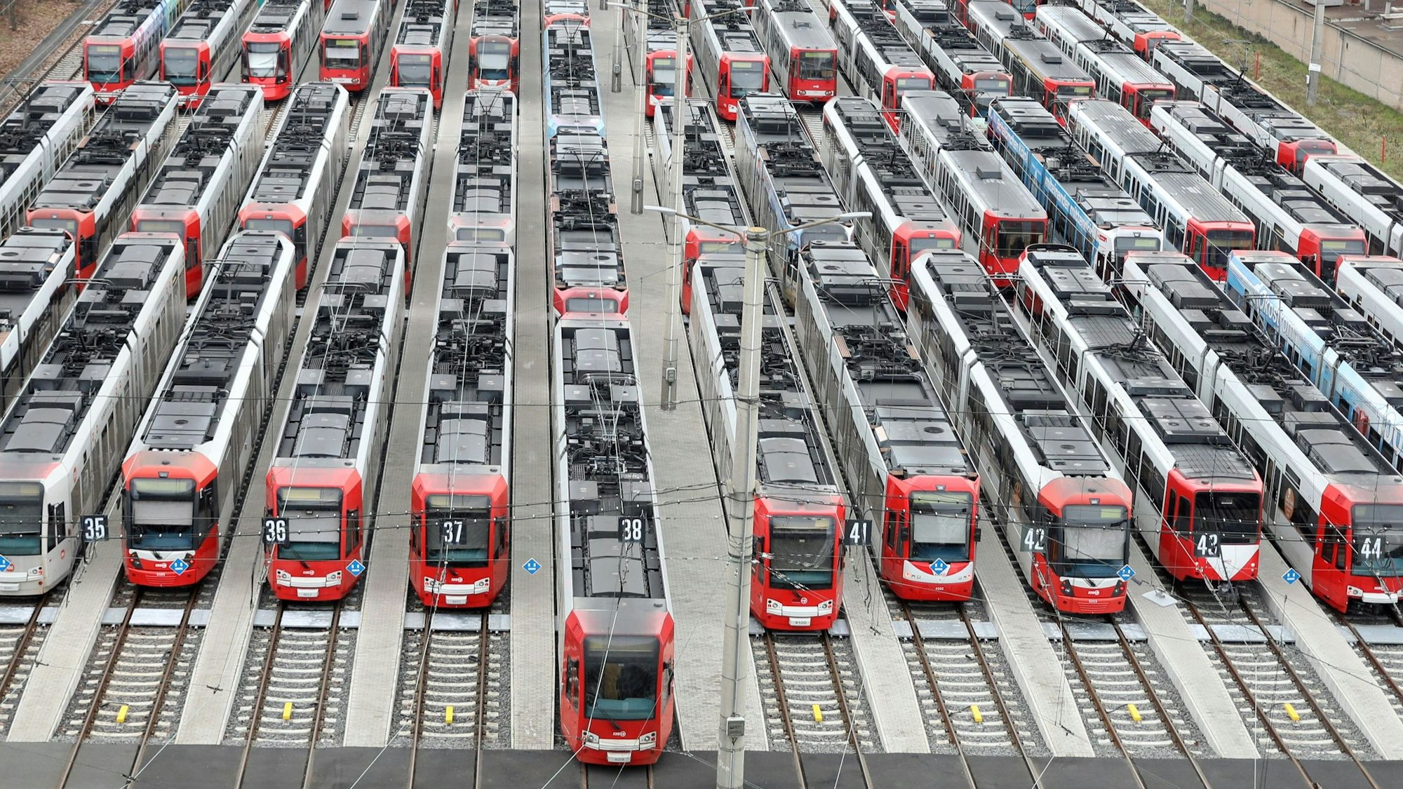 07.02.2025, Köln: Das Straßenbahn Depot der KVB an der Scheidweilerstraße am Fratagmittag. Alle Bahnen stehen still. Die Gewerkschaft Verdi hat für Freitag, 7. Februar, zu einem ganztägigen ÖPNV-Warnstreik aufgerufen. Aufgerufen sind unter anderem die Mitarbeitenden der KVB. Das bedeutet: Ab 3 Uhr in der Nacht zu Freitag und bis zum Beginn des Betriebstages am Samstag, 8. Februar, fahren keine KVB-Stadtbahnen. Foto: Arton Krasniqi