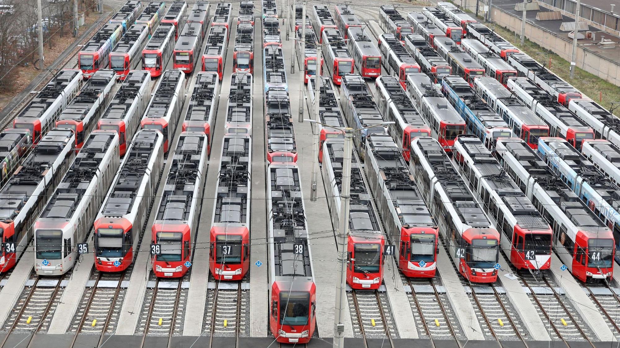 07.02.2025, Köln: Das Straßenbahn Depot der KVB an der Scheidweilerstraße am Fratagmittag. Alle Bahnen stehen still. Die Gewerkschaft Verdi hat für Freitag, 7. Februar, zu einem ganztägigen ÖPNV-Warnstreik aufgerufen. Aufgerufen sind unter anderem die Mitarbeitenden der KVB. Das bedeutet: Ab 3 Uhr in der Nacht zu Freitag und bis zum Beginn des Betriebstages am Samstag, 8. Februar, fahren keine KVB-Stadtbahnen. Foto: Arton Krasniqi