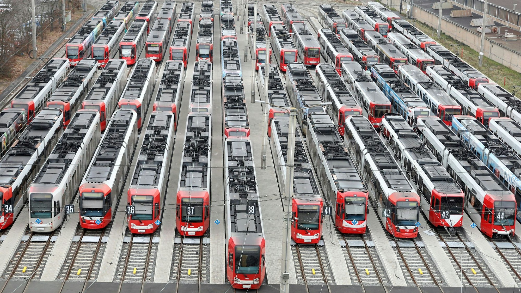 07.02.2025, Köln: Das Straßenbahn Depot der KVB an der Scheidweilerstraße am Fratagmittag. Alle Bahnen stehen still. Die Gewerkschaft Verdi hat für Freitag, 7. Februar, zu einem ganztägigen ÖPNV-Warnstreik aufgerufen. Aufgerufen sind unter anderem die Mitarbeitenden der KVB. Das bedeutet: Ab 3 Uhr in der Nacht zu Freitag und bis zum Beginn des Betriebstages am Samstag, 8. Februar, fahren keine KVB-Stadtbahnen. Foto: Arton Krasniqi